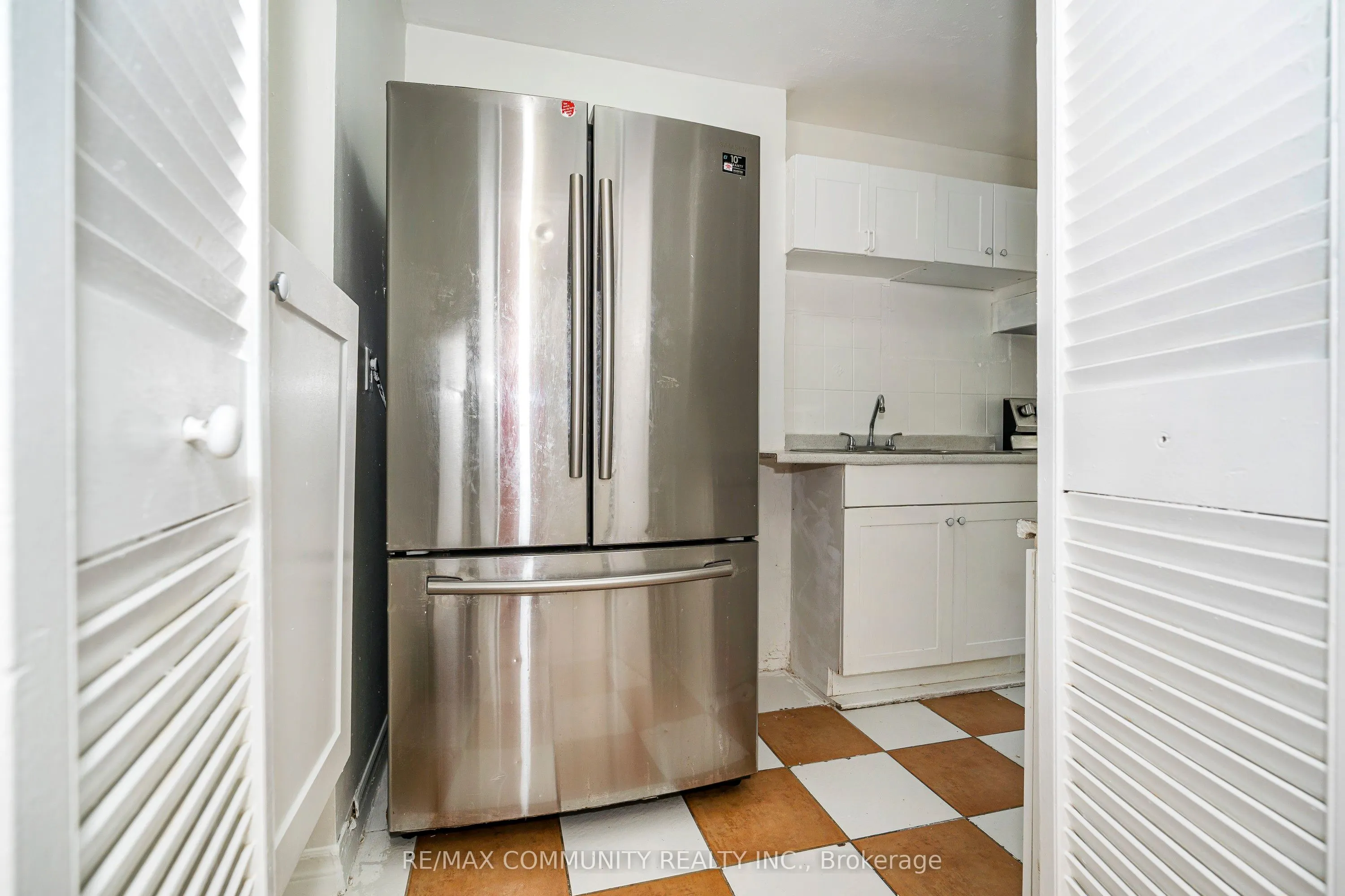 1624 Bloor Street, #9