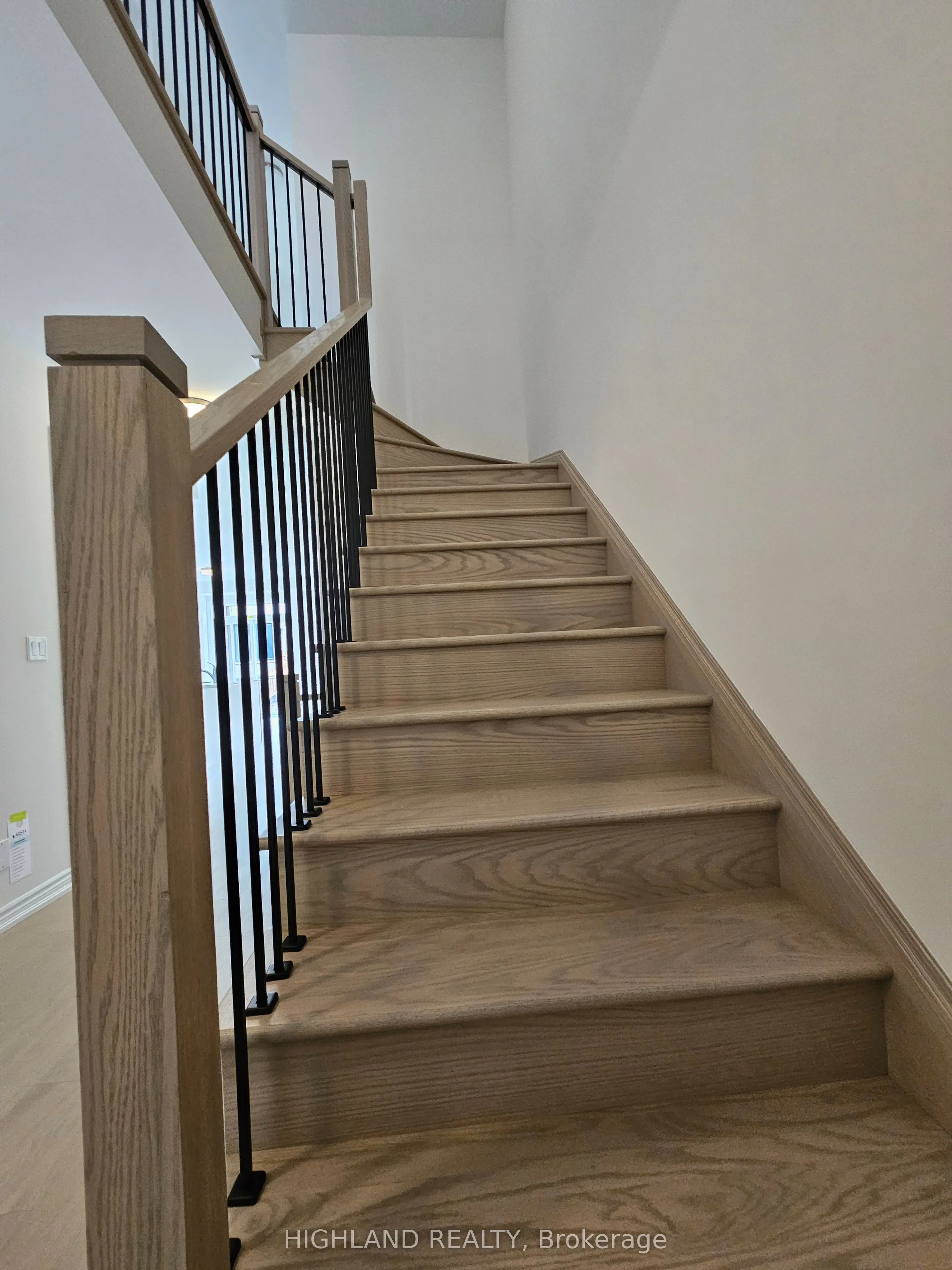 1197 Dartmouth Cres Crescent