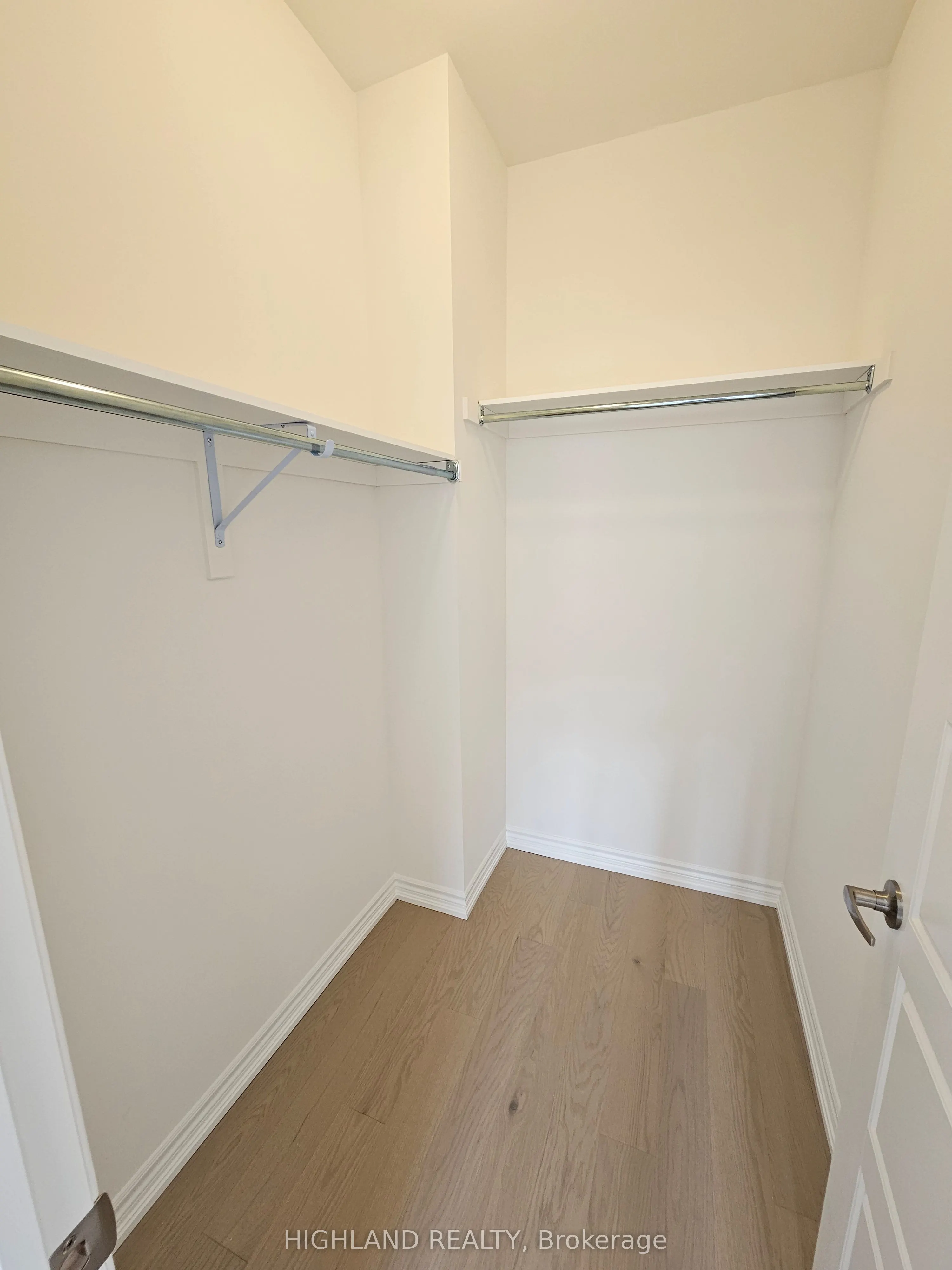 1197 Dartmouth Cres Crescent