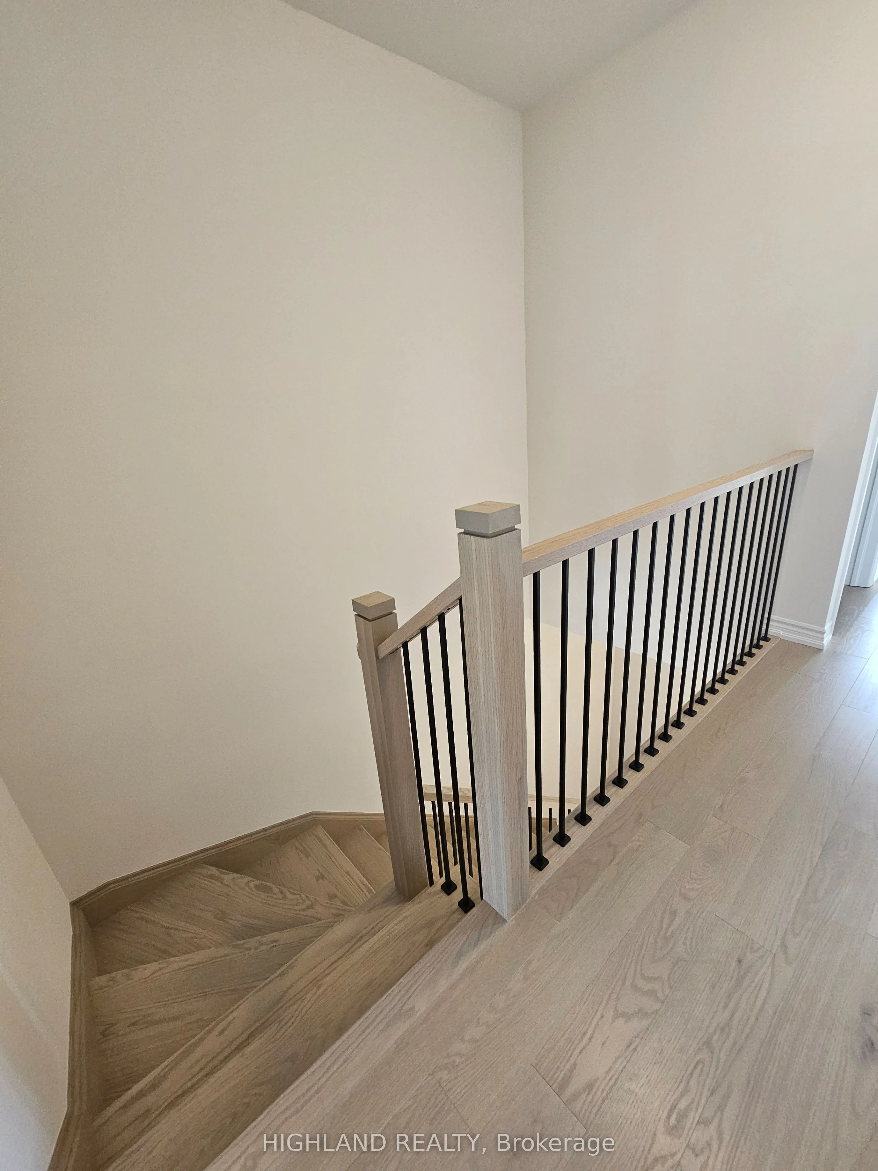 1197 Dartmouth Cres Crescent