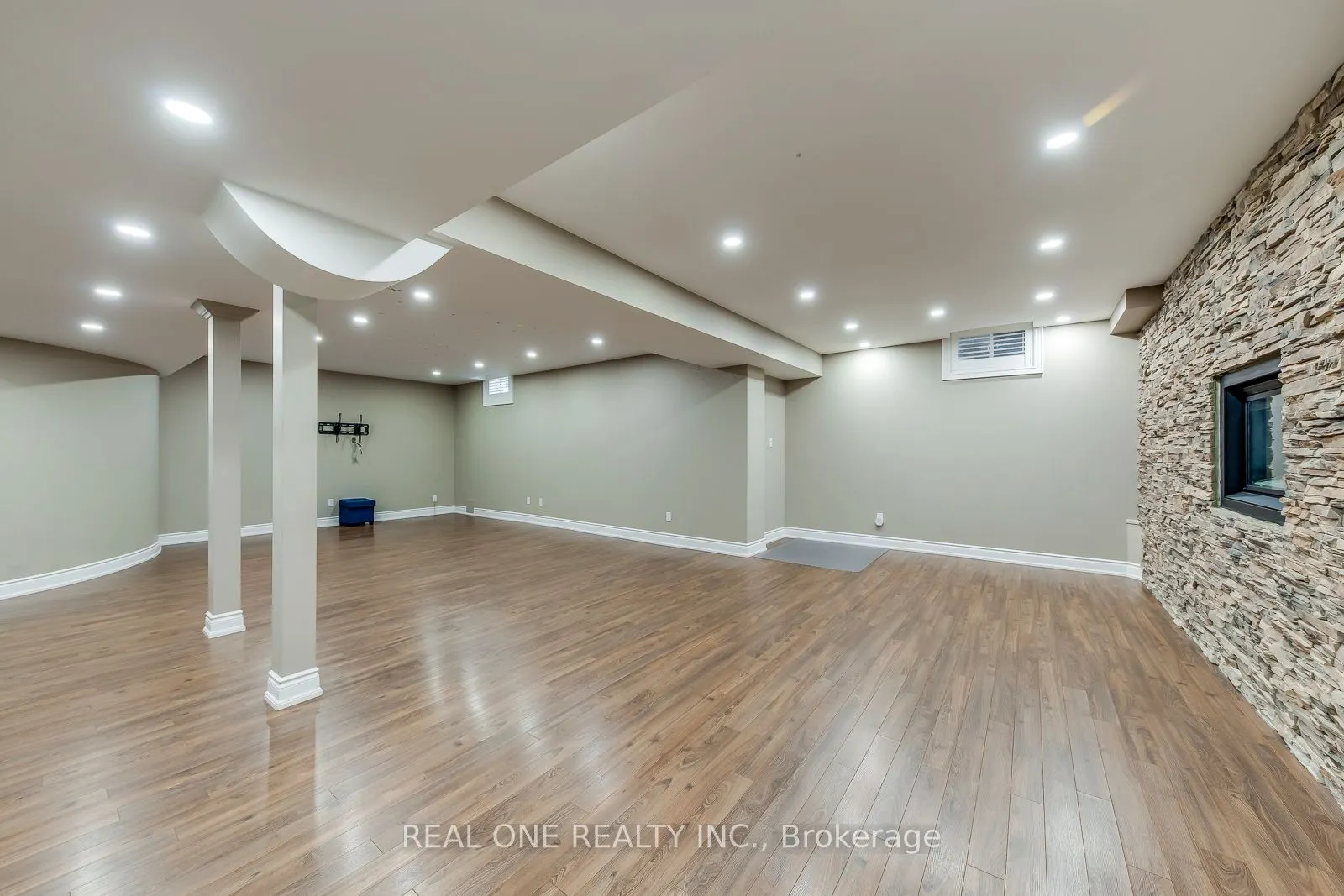 2336 Thruxton Drive