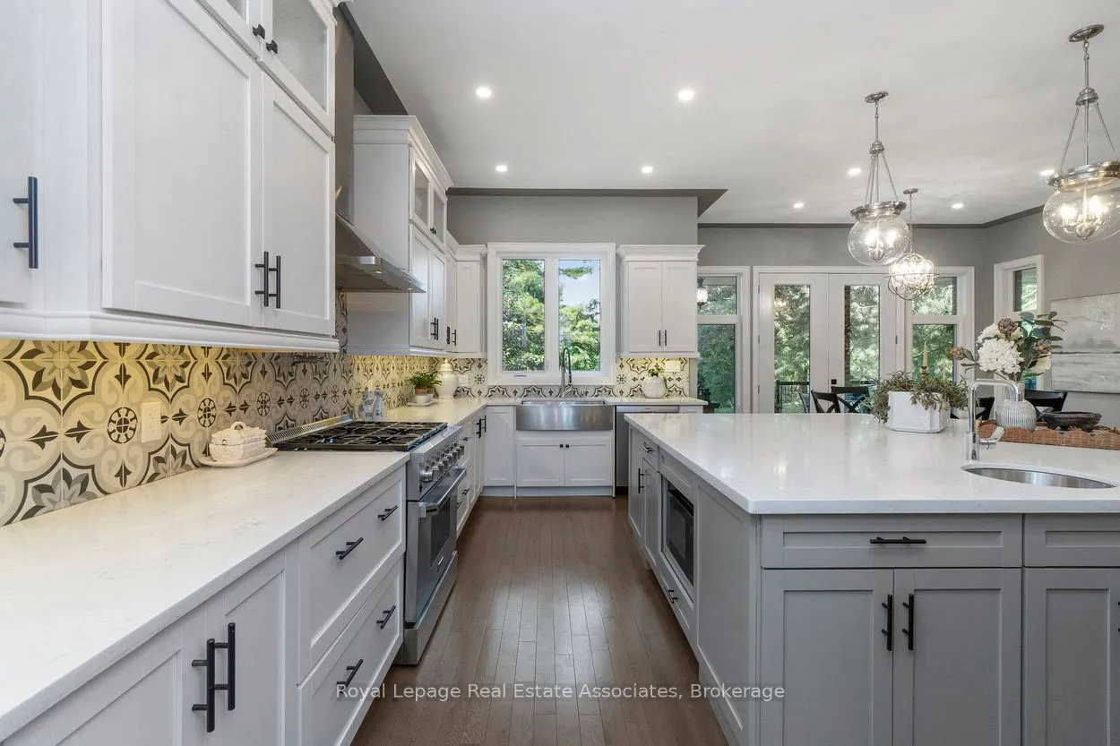 1285 Mineola Gardens