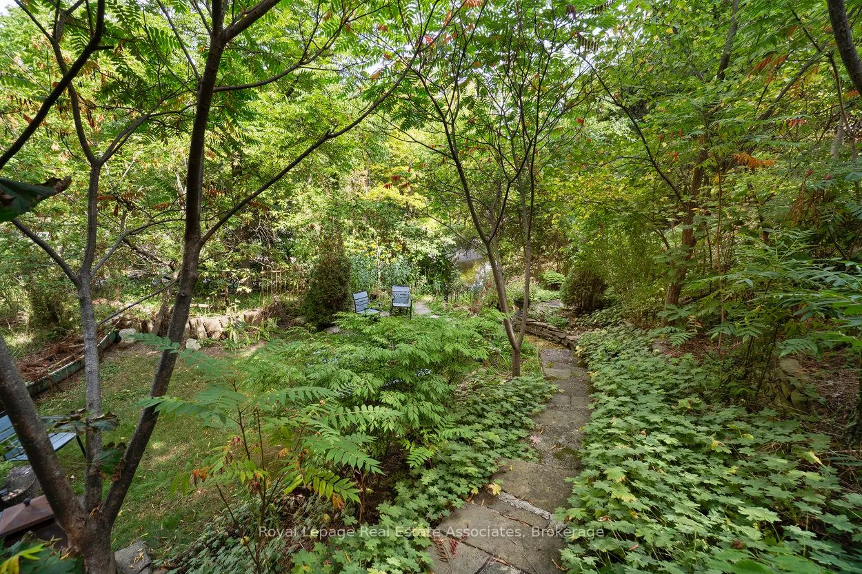 1285 Mineola Gardens