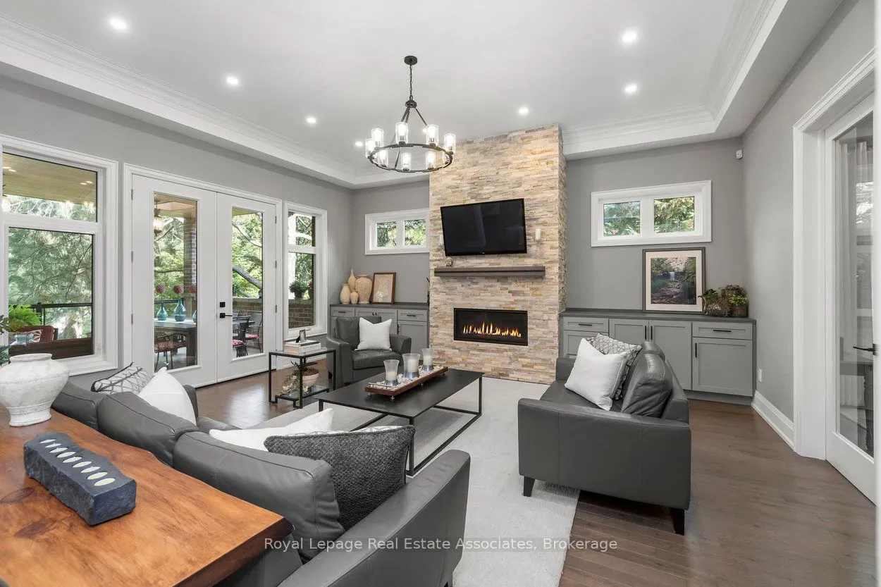 1285 Mineola Gardens