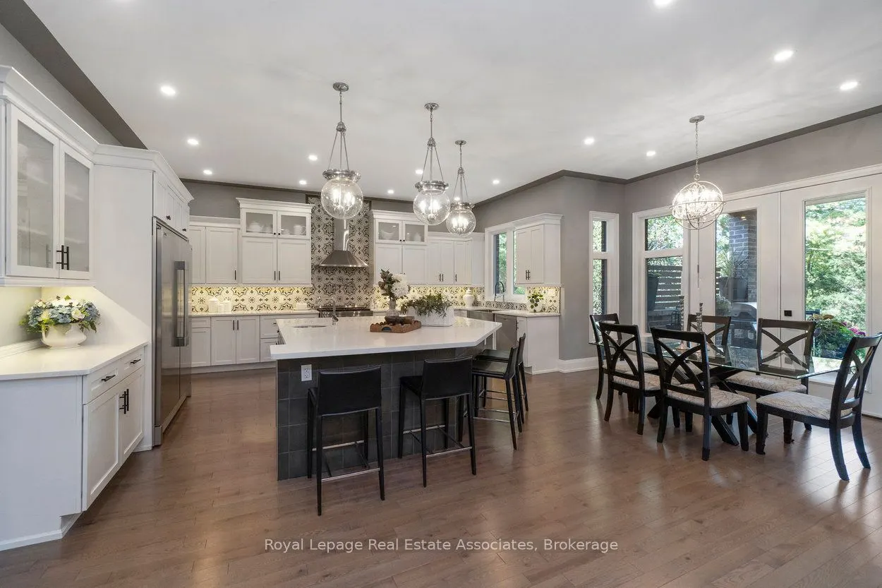 1285 Mineola Gardens