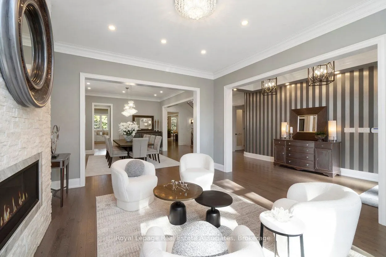 1285 Mineola Gardens