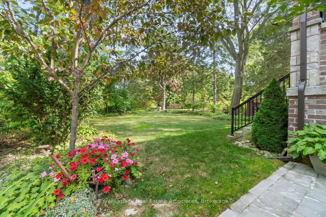 1285 Mineola Gardens