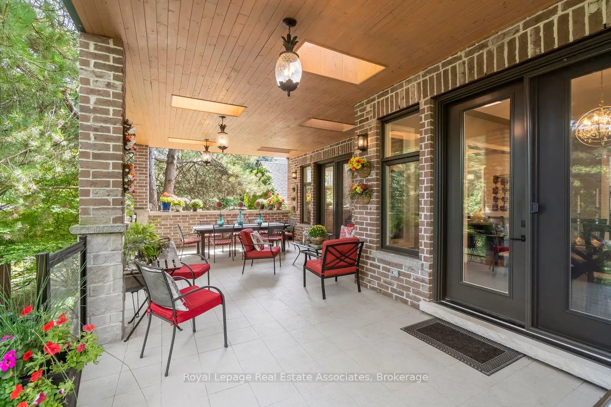 1285 Mineola Gardens