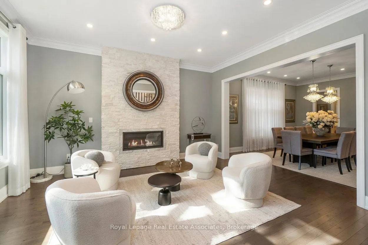 1285 Mineola Gardens