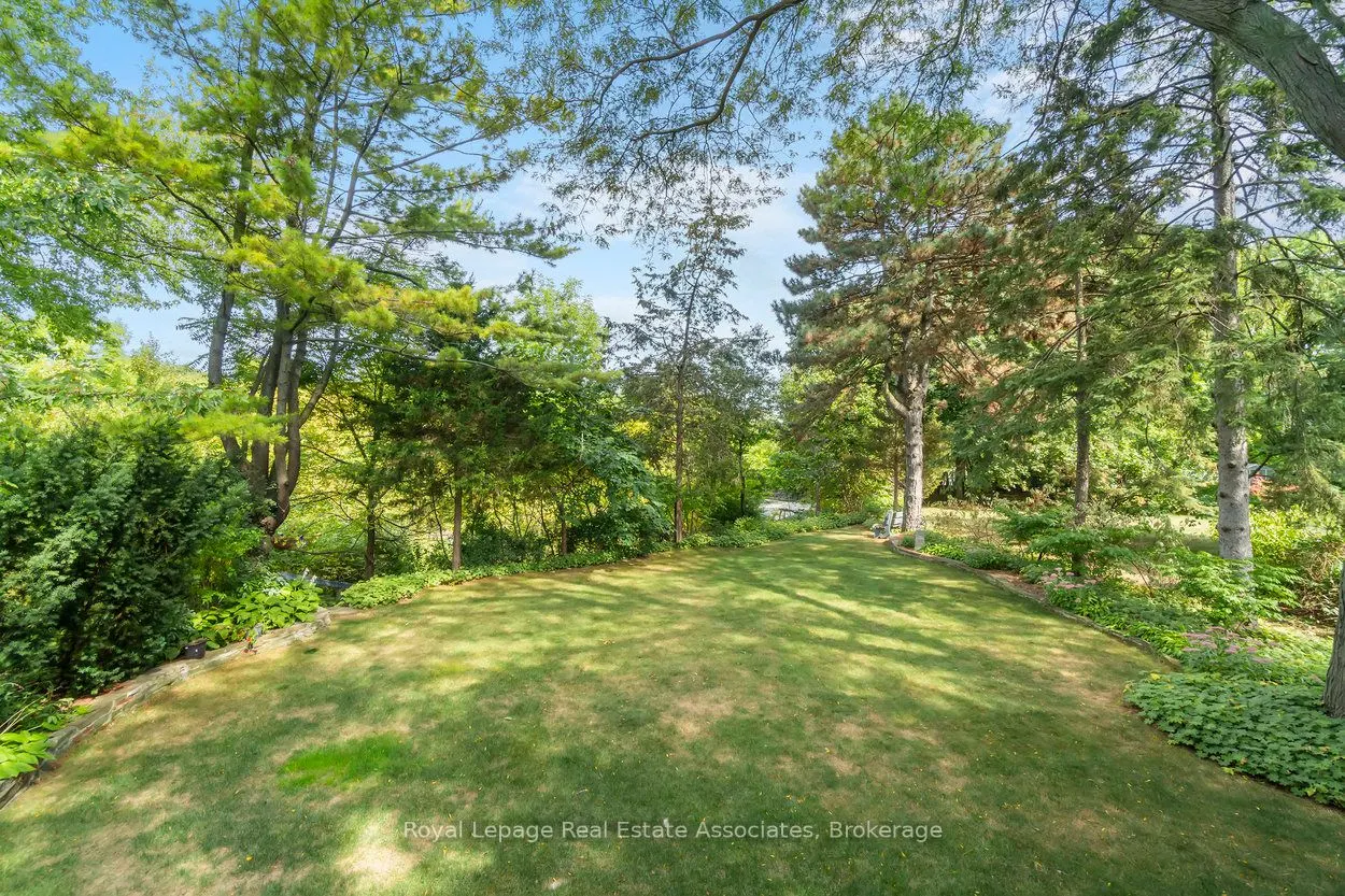 1285 Mineola Gardens