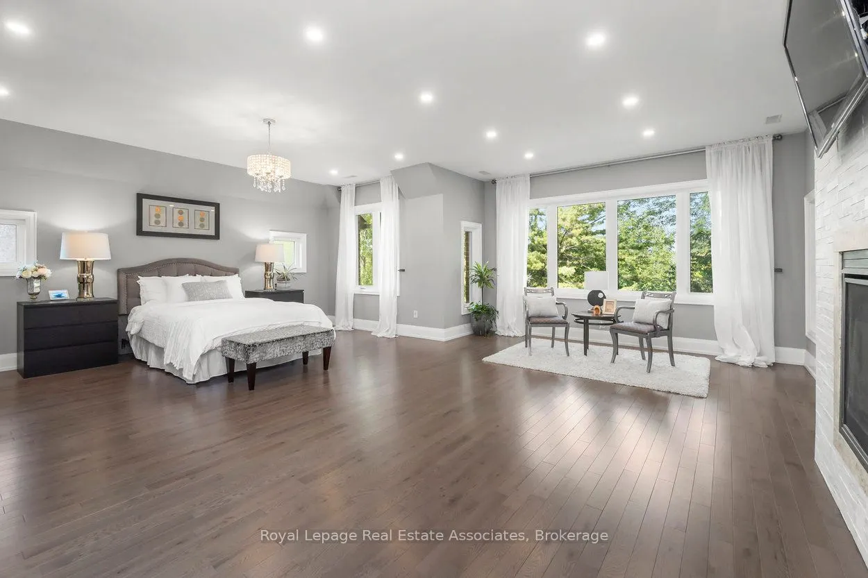 1285 Mineola Gardens