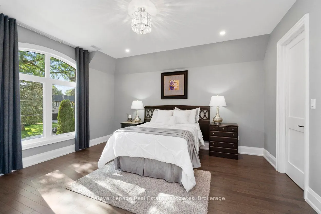 1285 Mineola Gardens