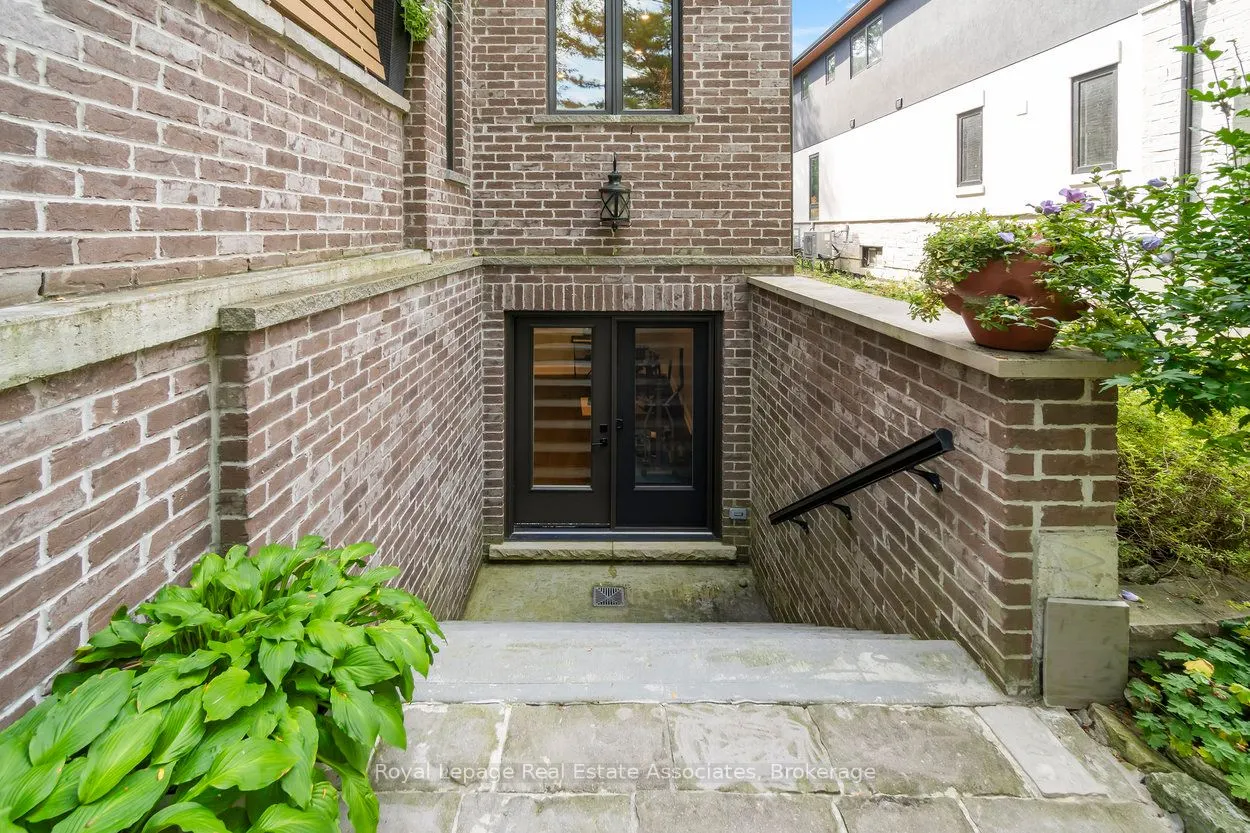 1285 Mineola Gardens