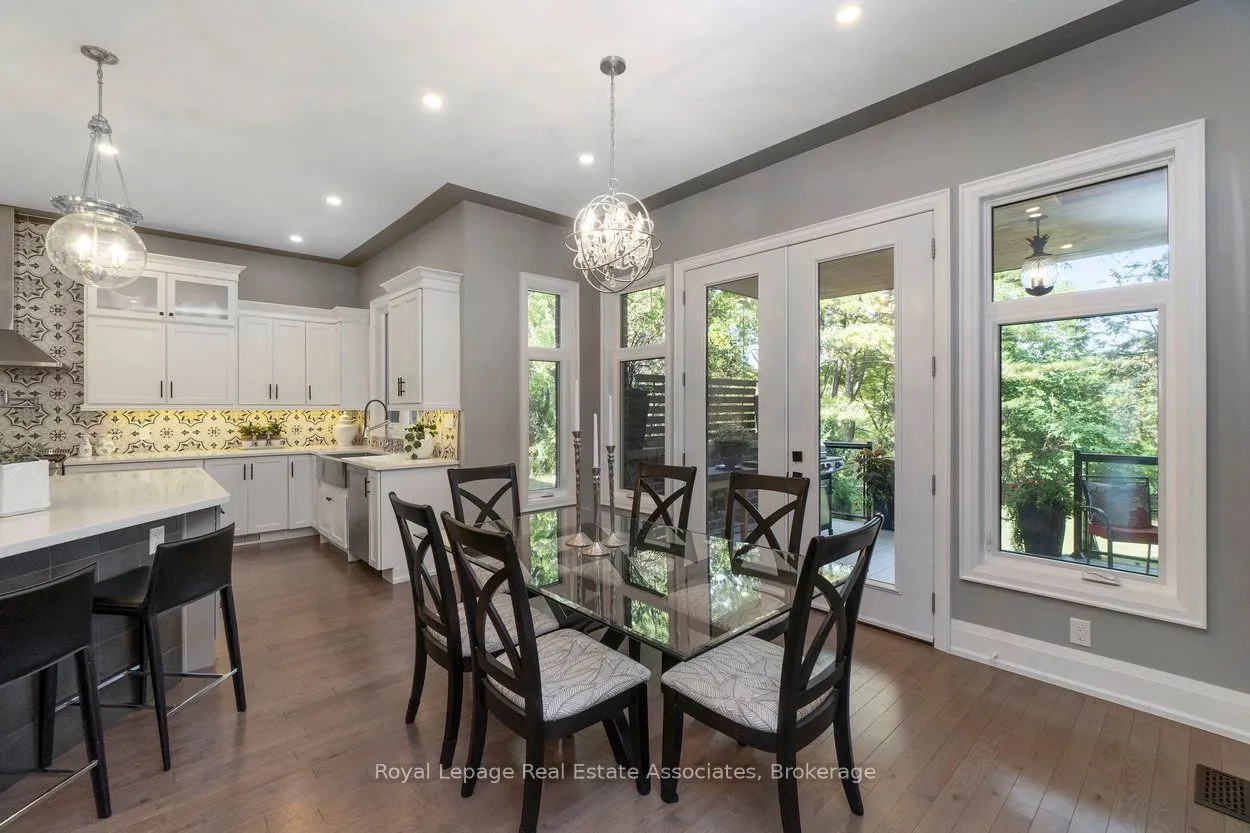 1285 Mineola Gardens