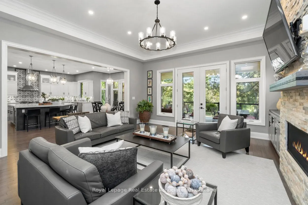 1285 Mineola Gardens