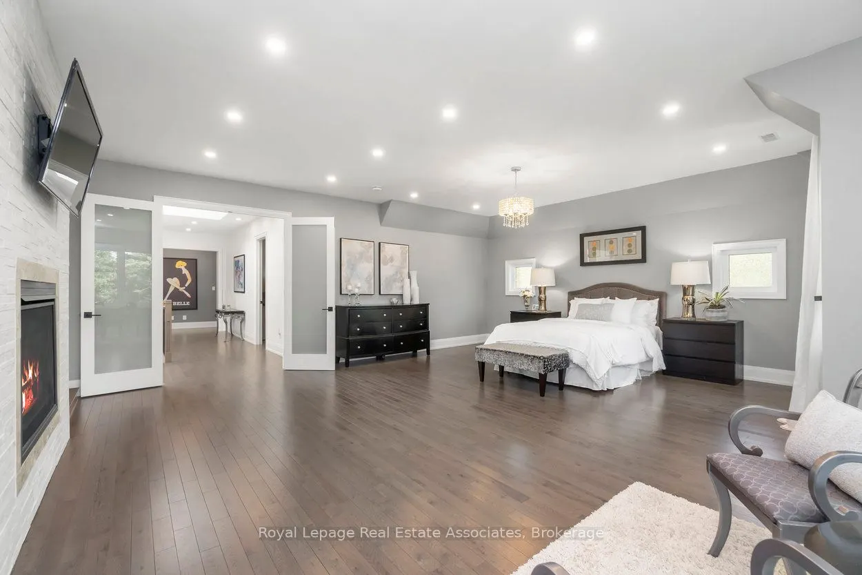 1285 Mineola Gardens