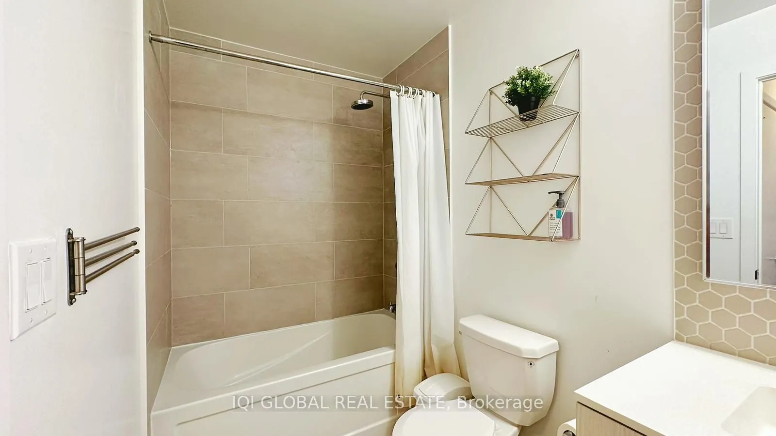 2520 Eglinton Avenue W, #1013
