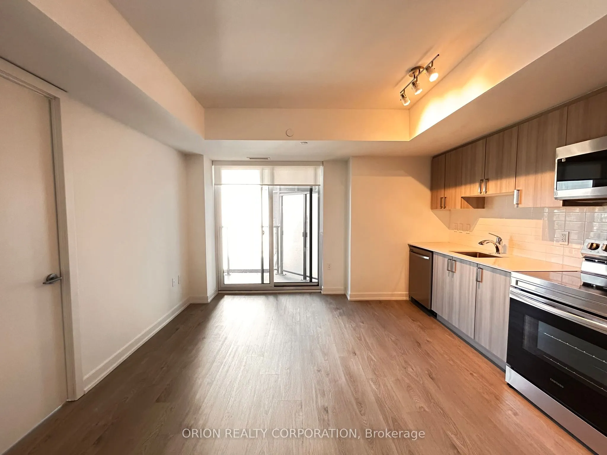 556 Marlee Avenue, #404