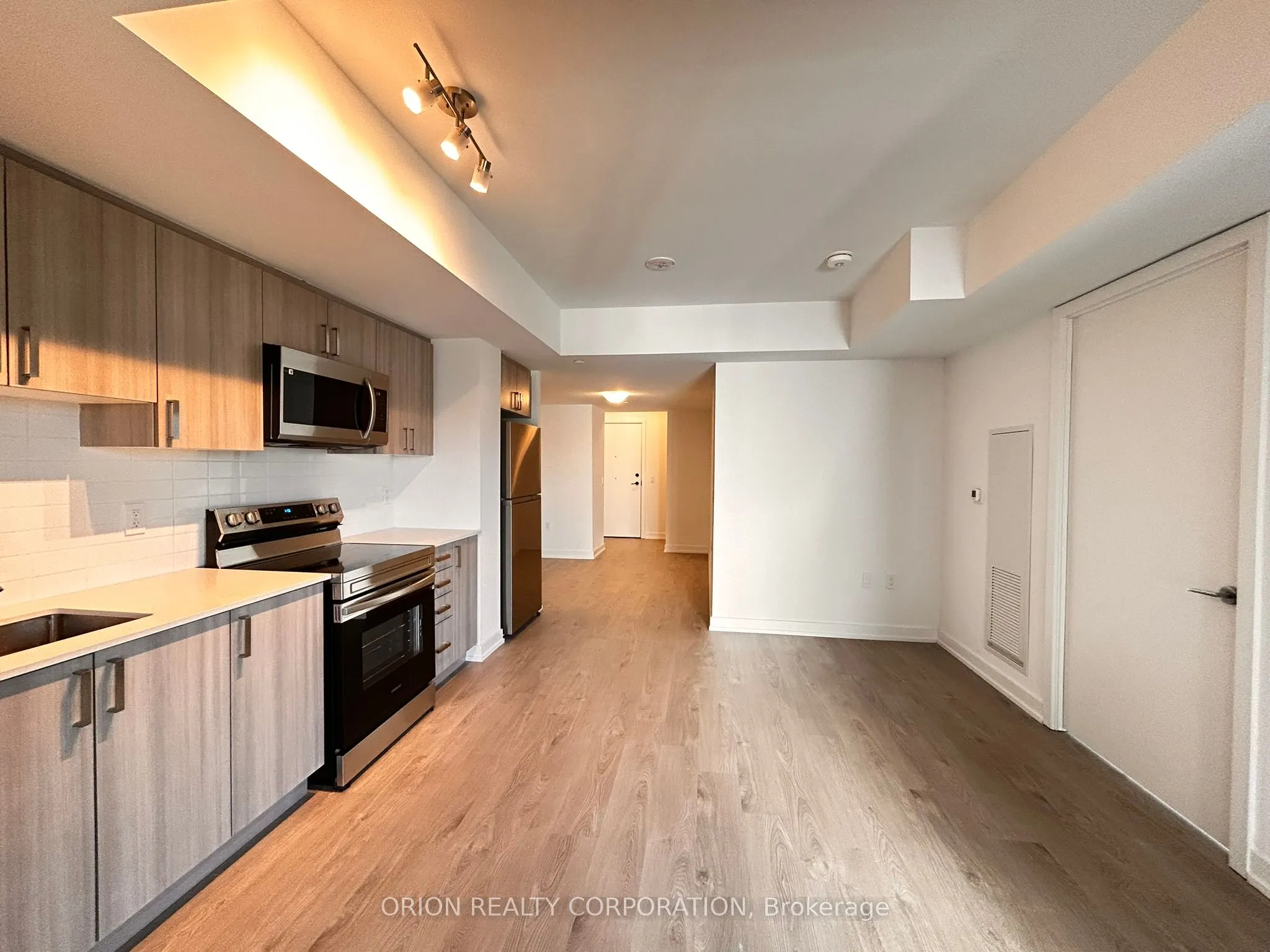 556 Marlee Avenue, #404