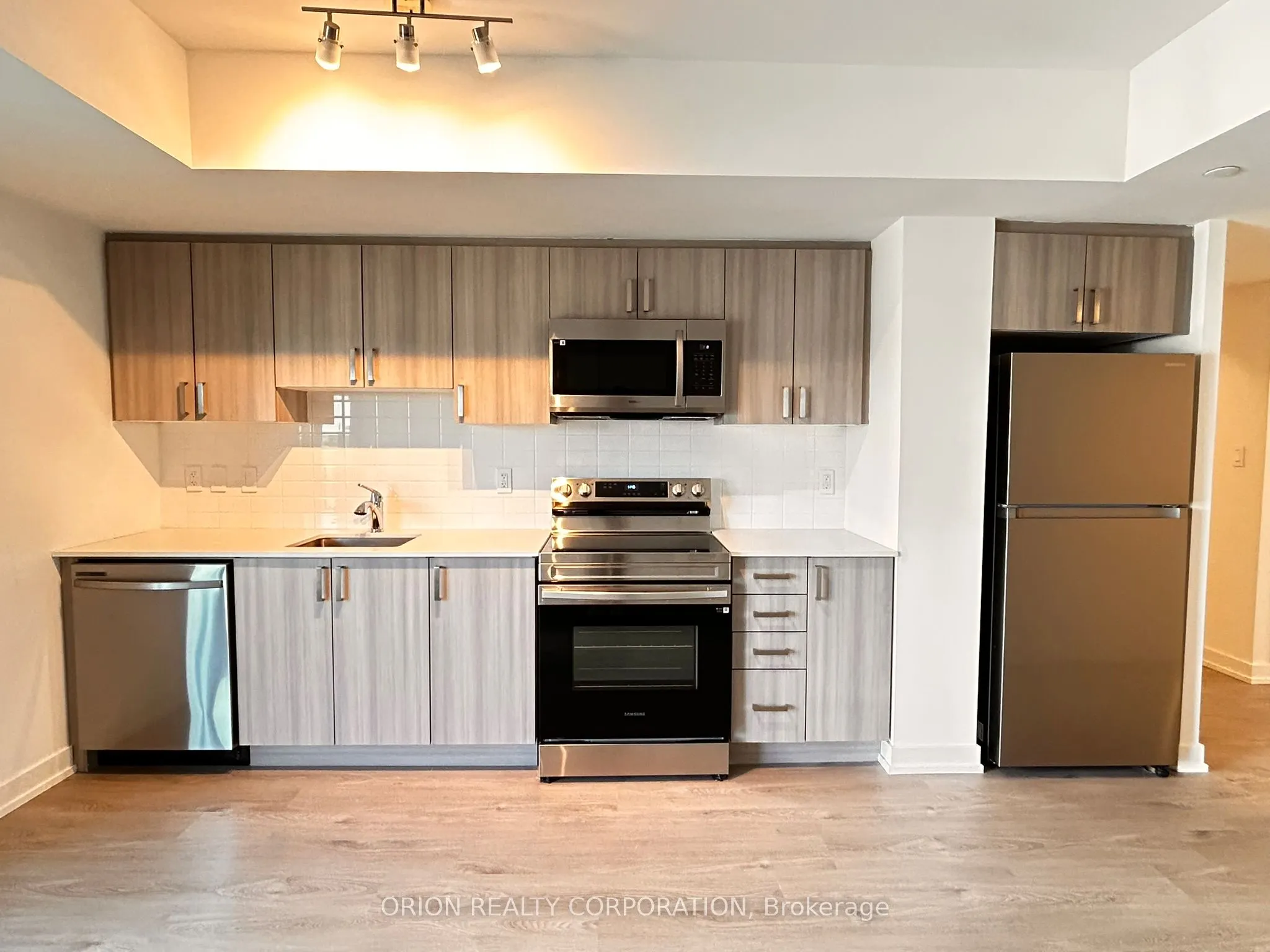 556 Marlee Avenue, #404