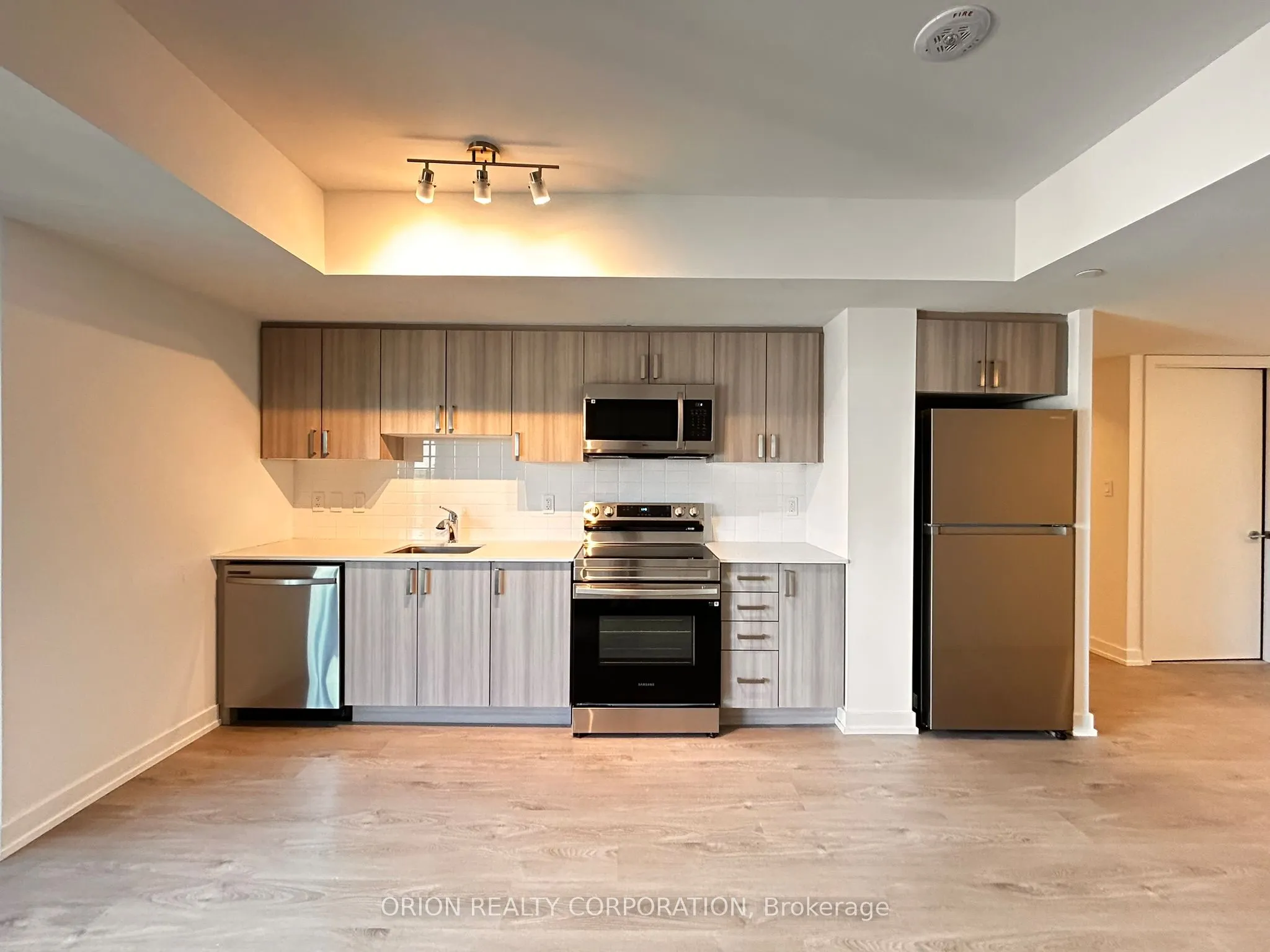 556 Marlee Avenue, #404