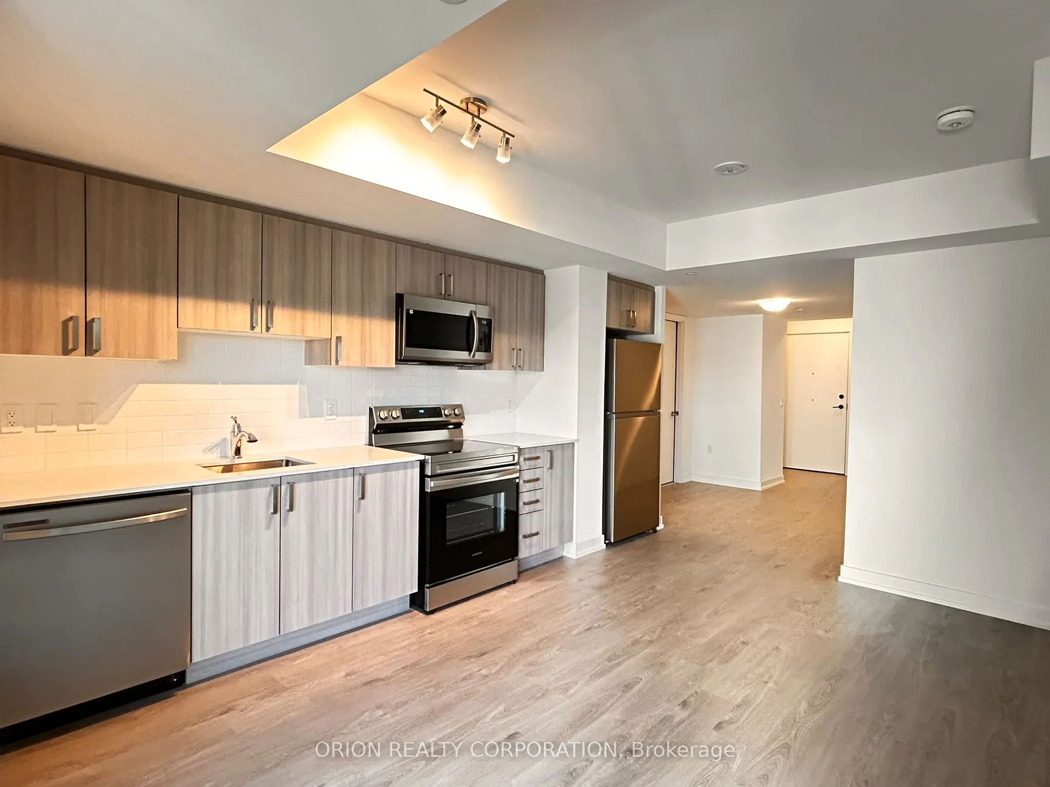 556 Marlee Avenue, #404
