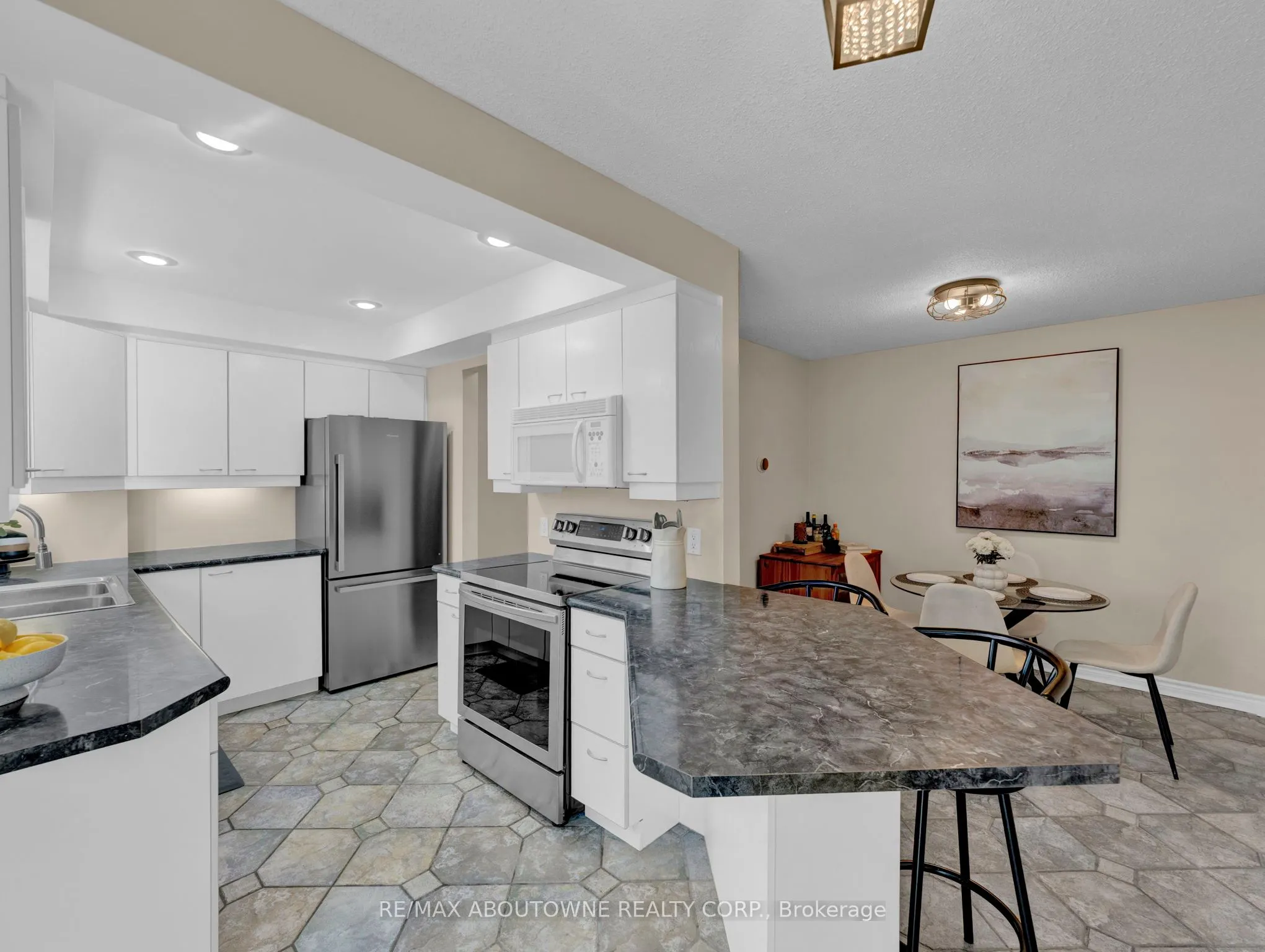 371 Bronte Street S, #3