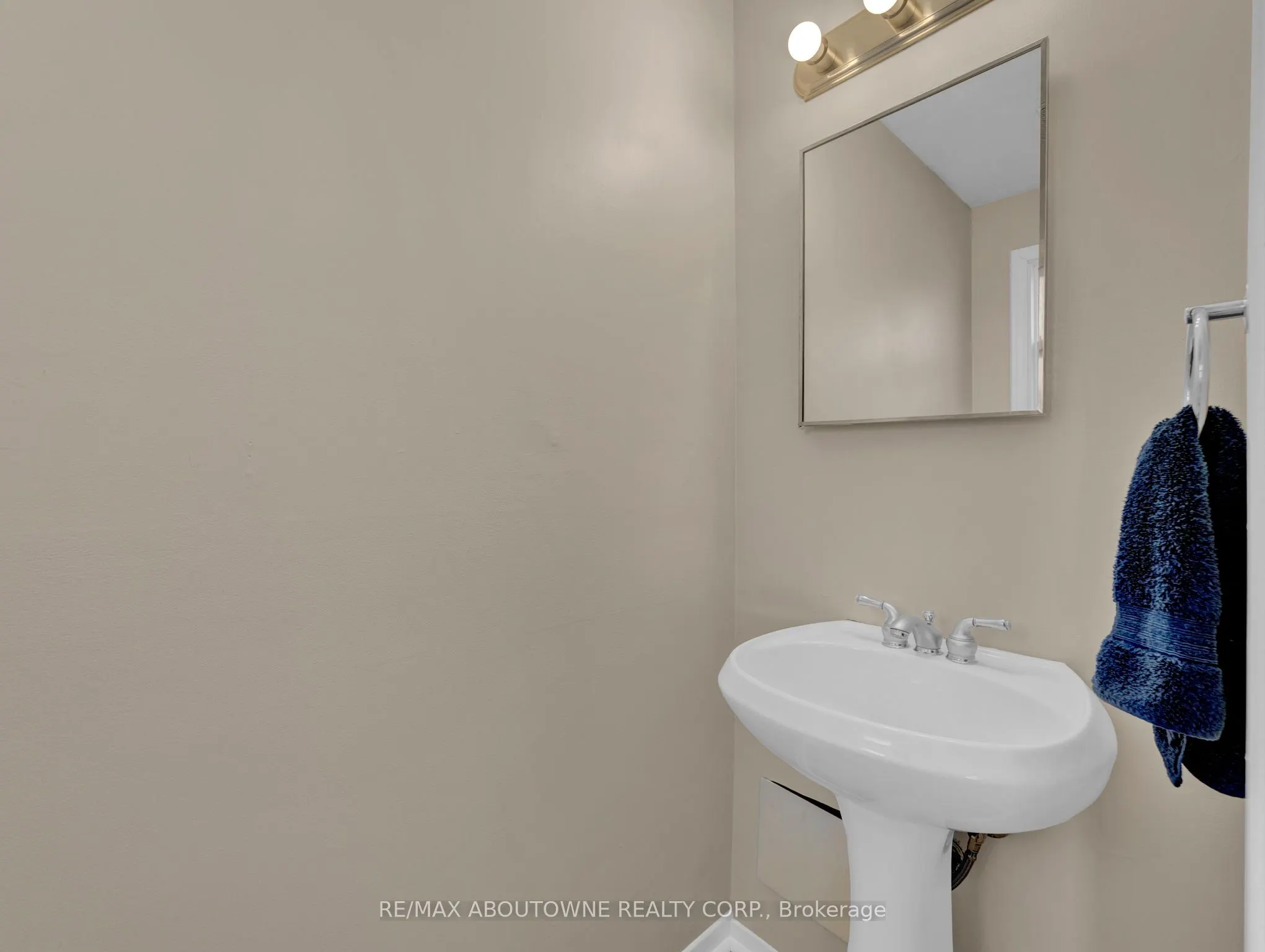 371 Bronte Street S, #3