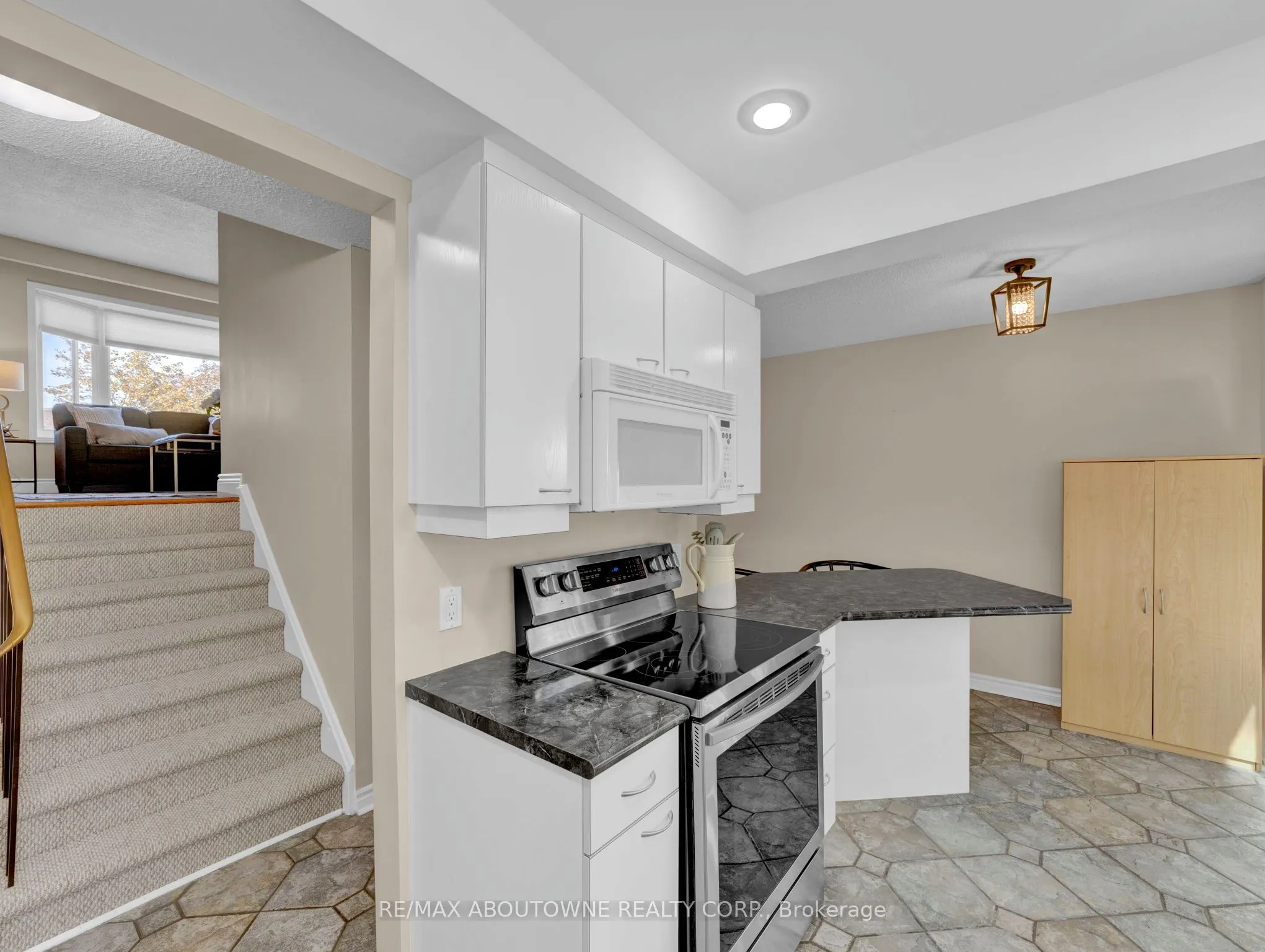 371 Bronte Street S, #3