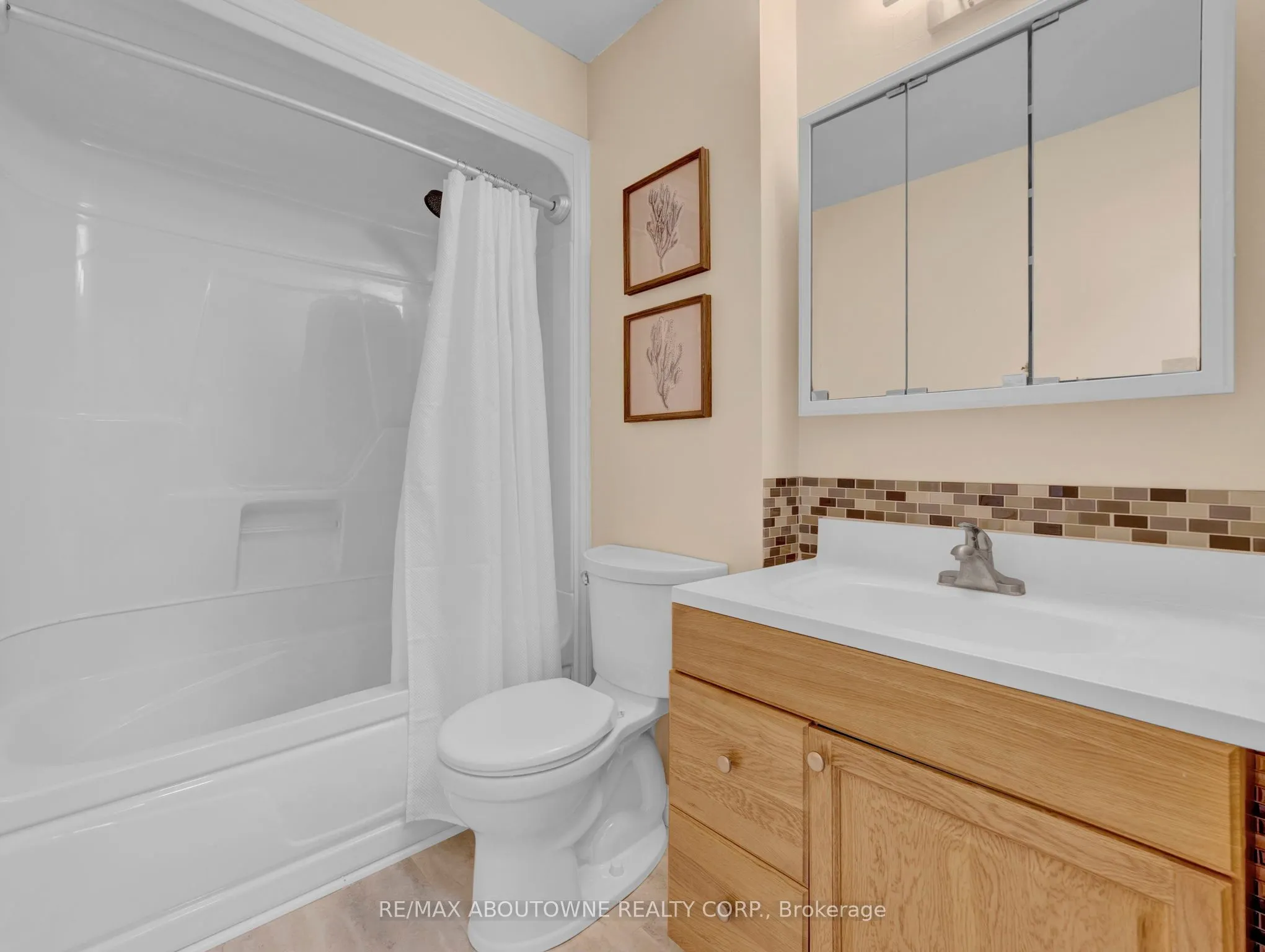 371 Bronte Street S, #3