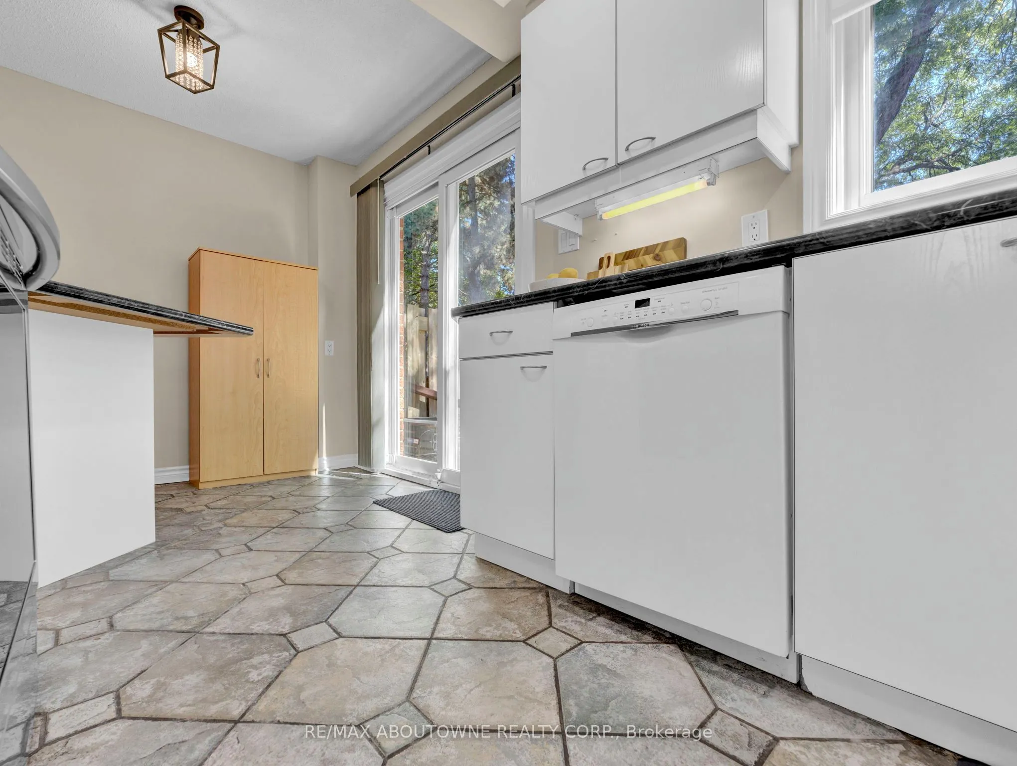 371 Bronte Street S, #3