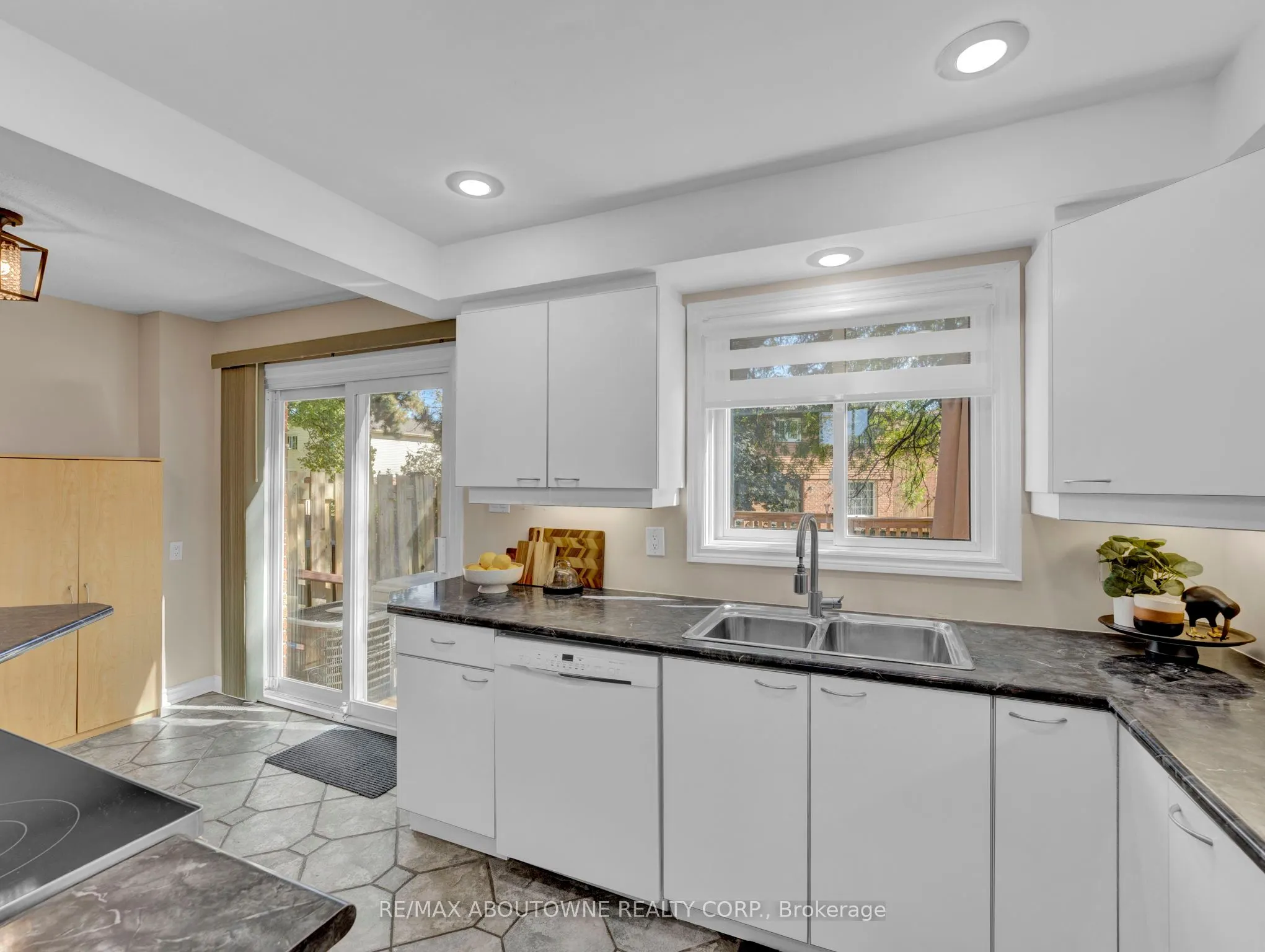 371 Bronte Street S, #3