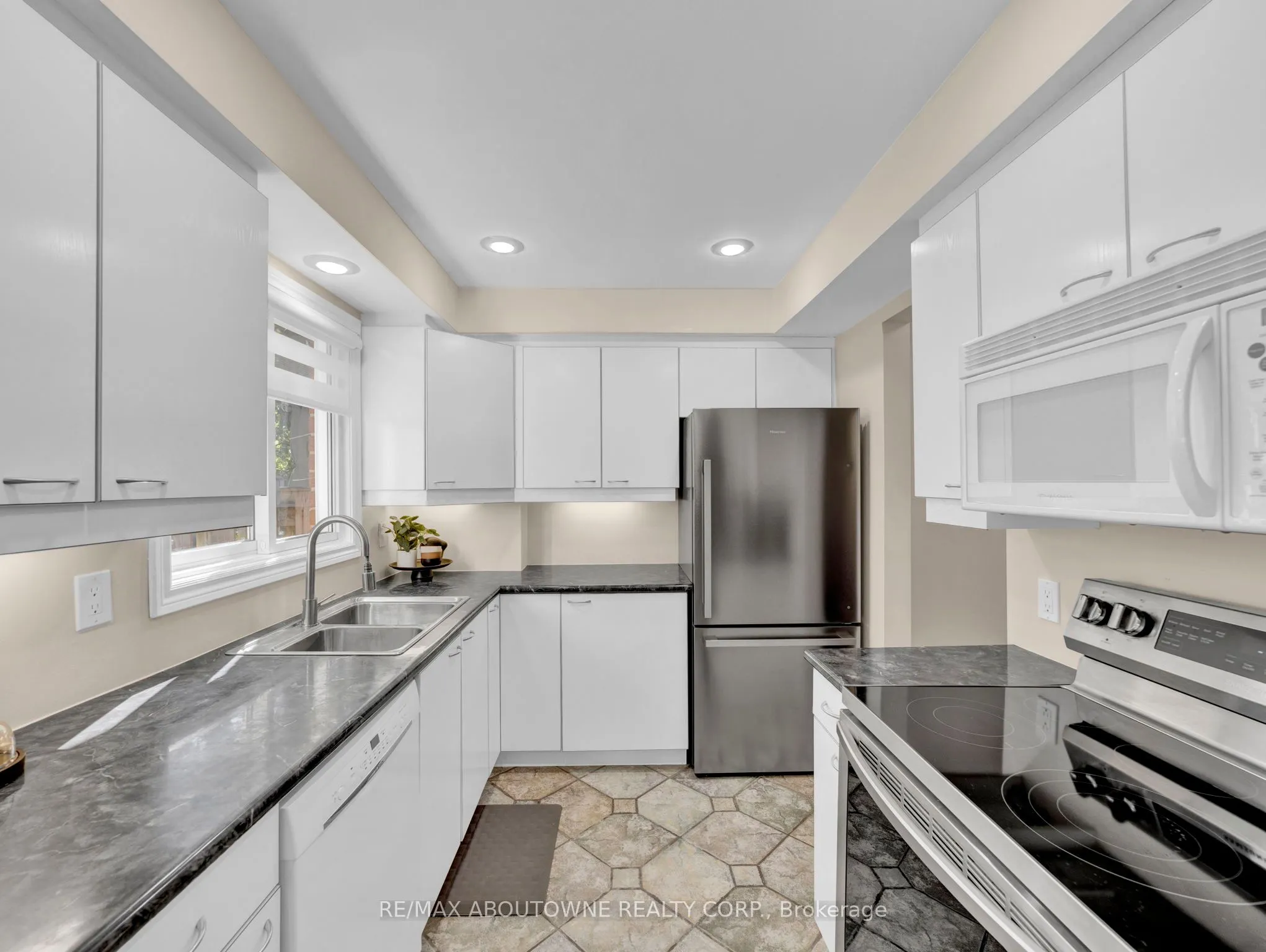 371 Bronte Street S, #3