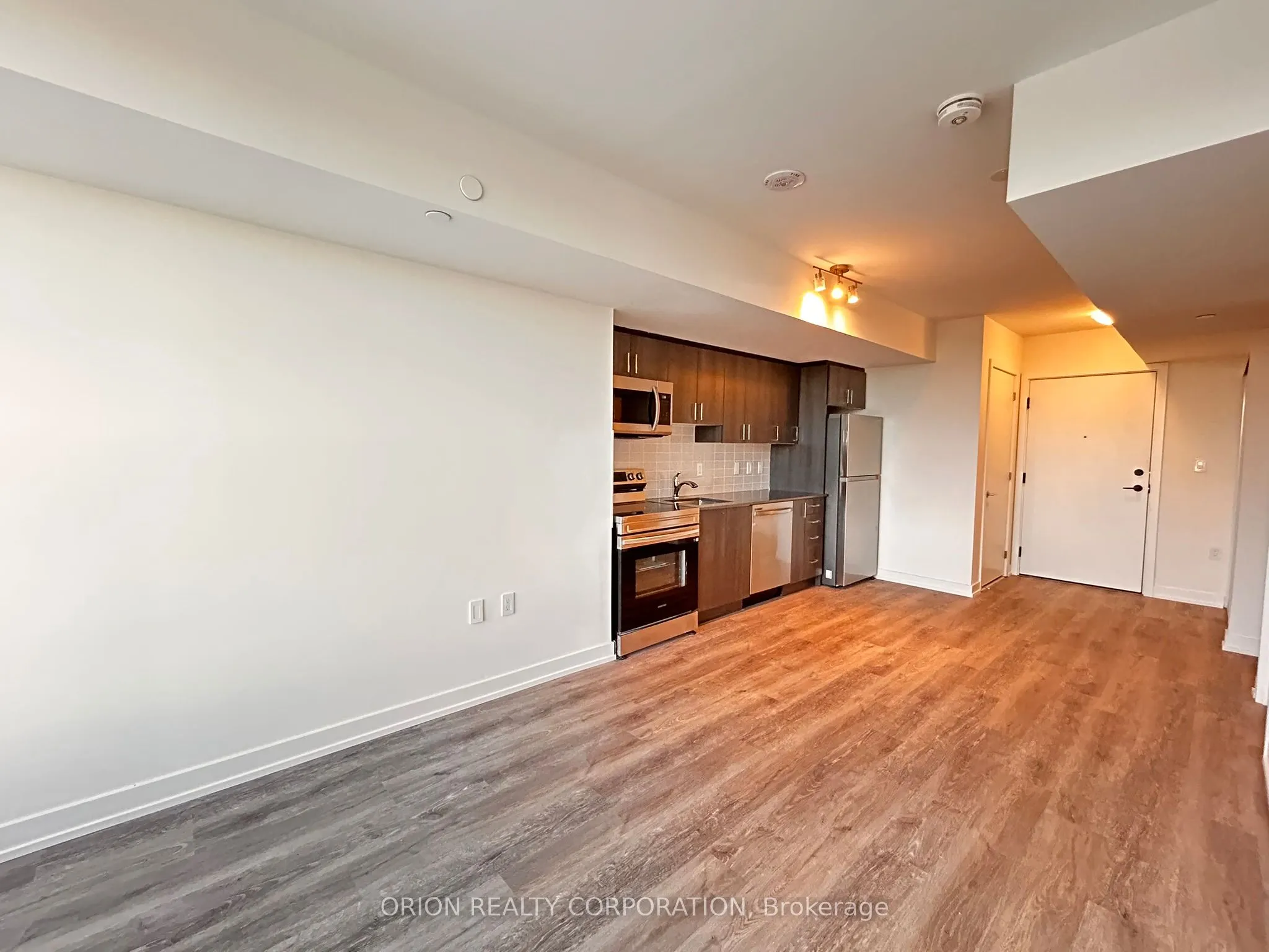 556 Marlee Avenue, #807