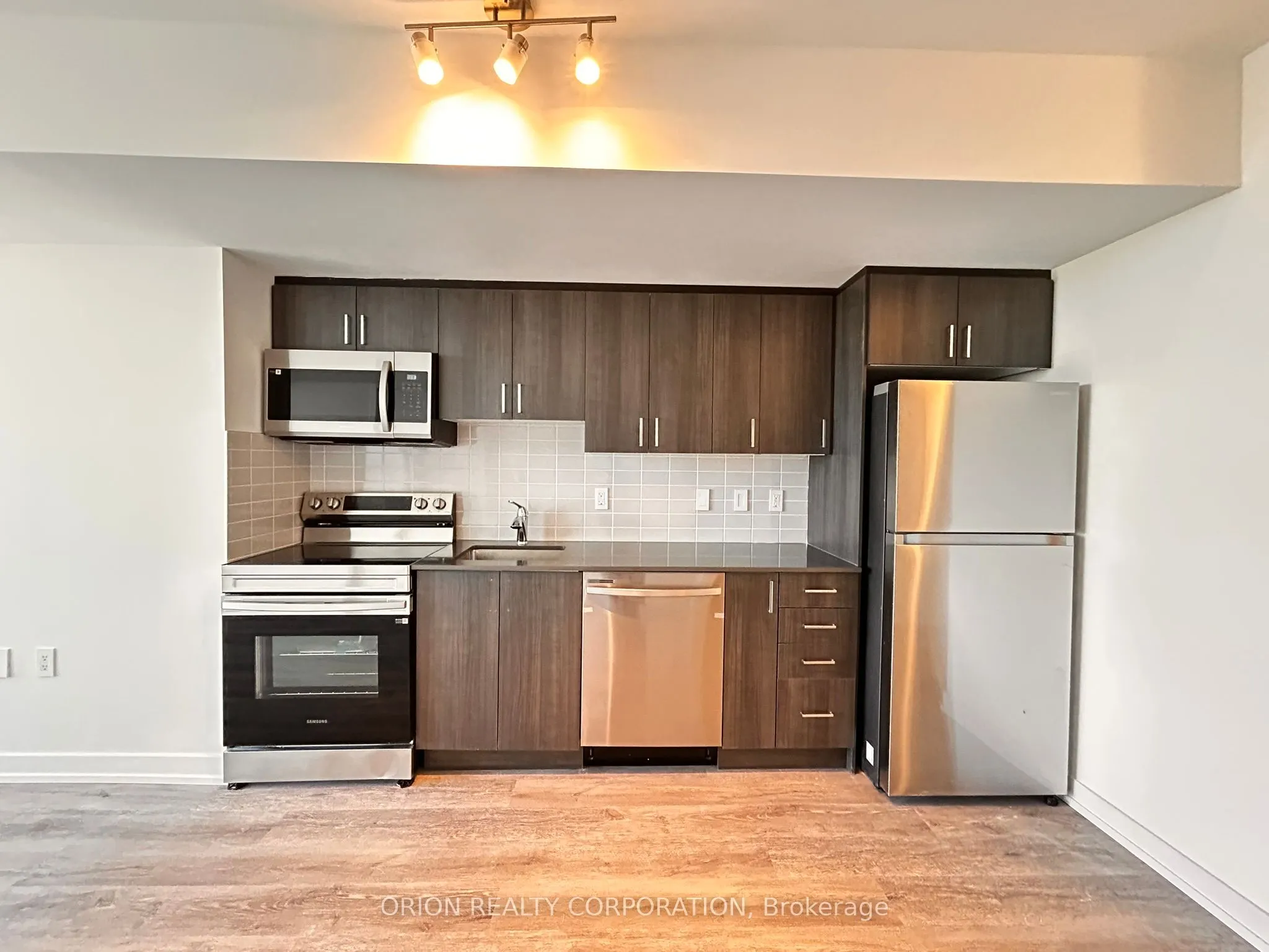 556 Marlee Avenue, #807