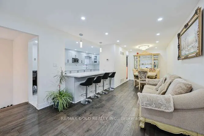 7433 Sigsbee Drive