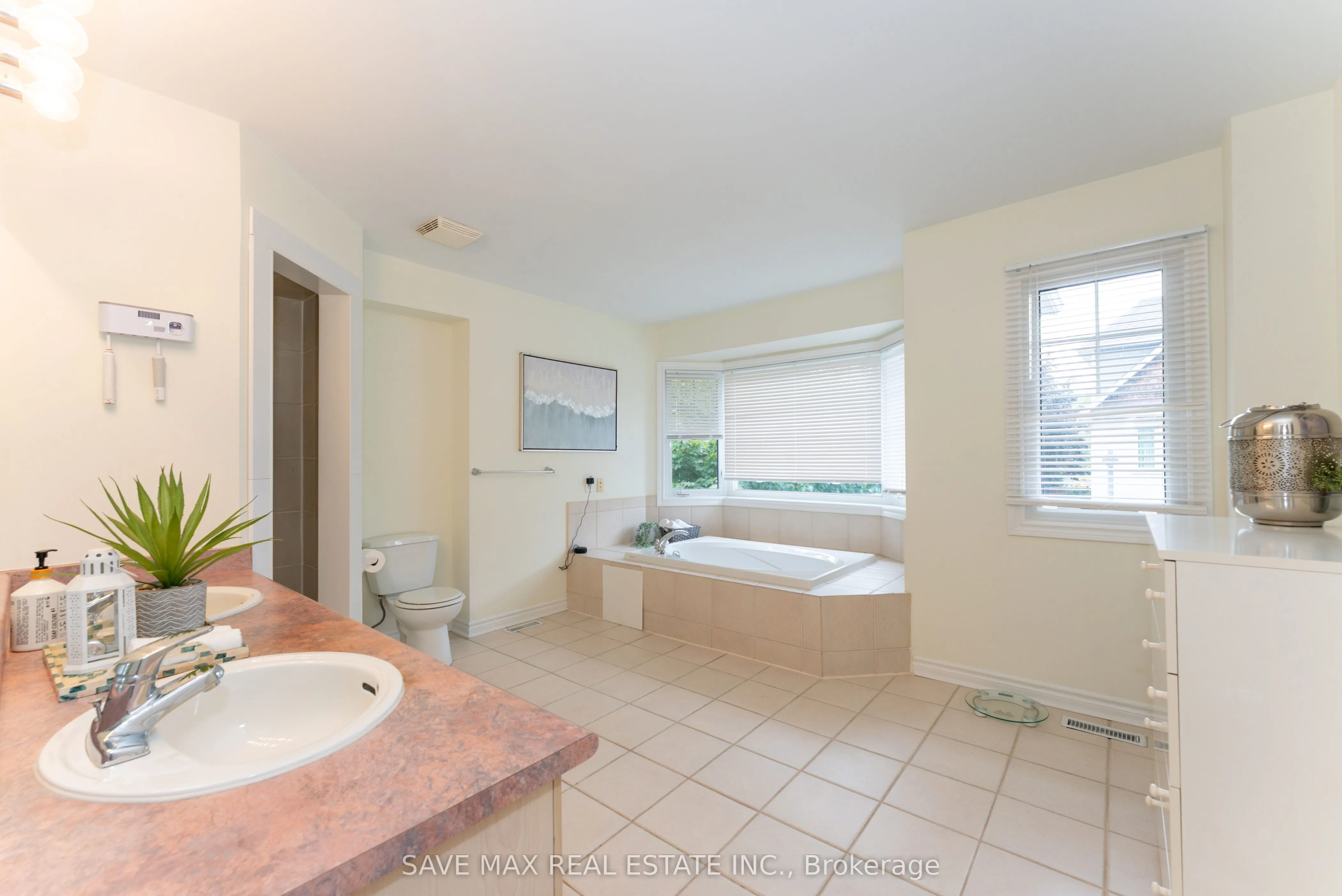 840 Dundas Street W, #25