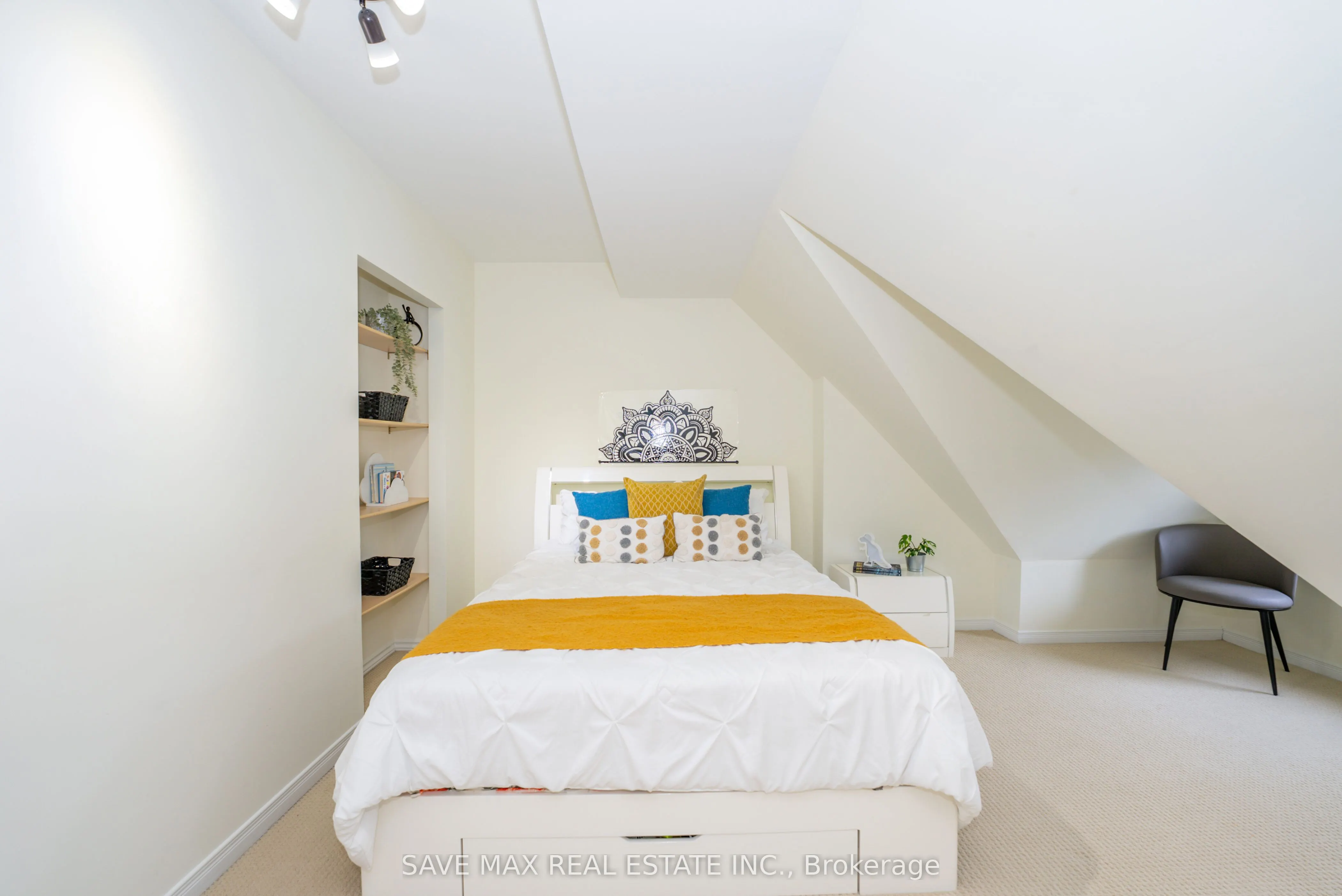 840 Dundas Street W, #25