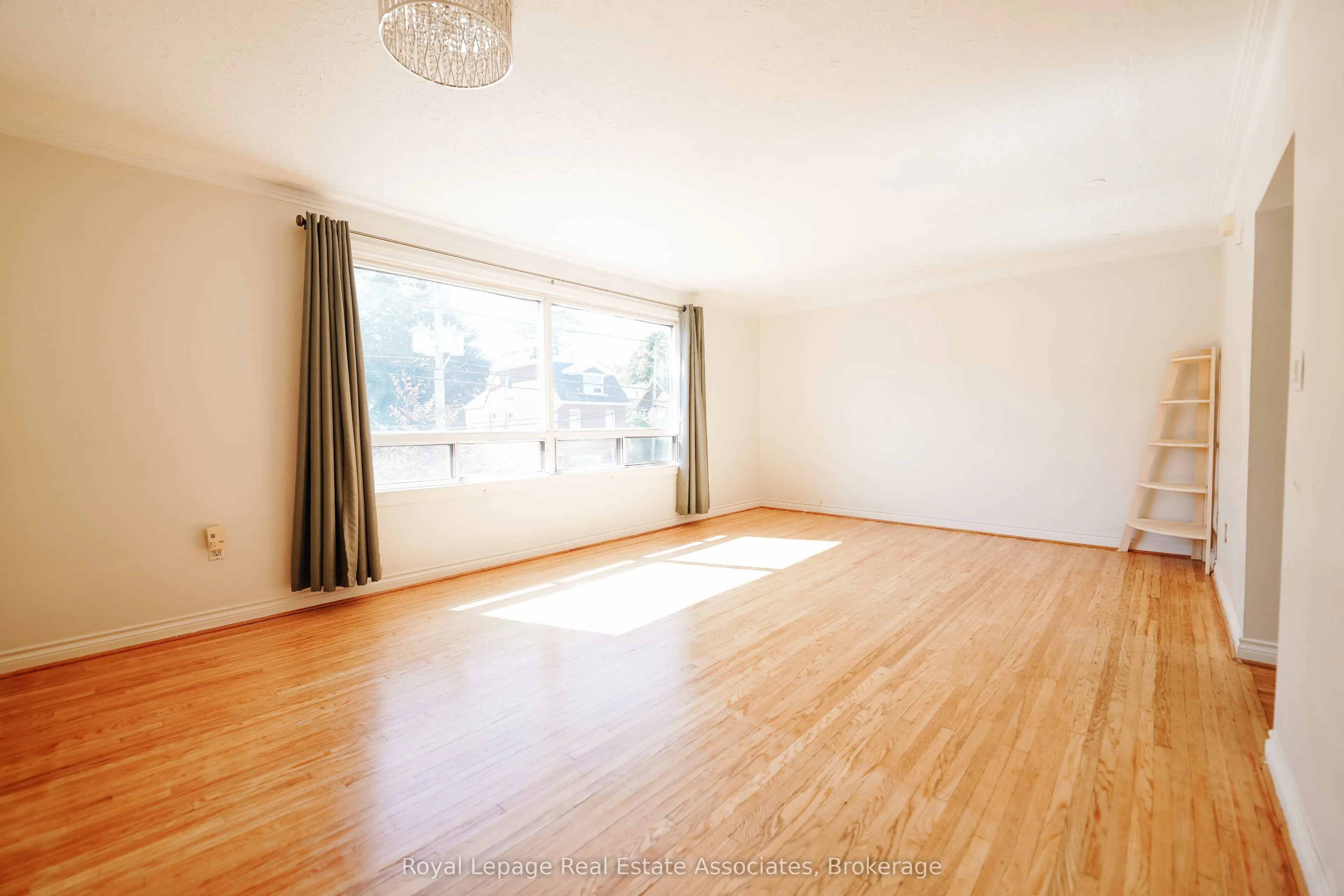 9 Mississauga Road N, #Upper
