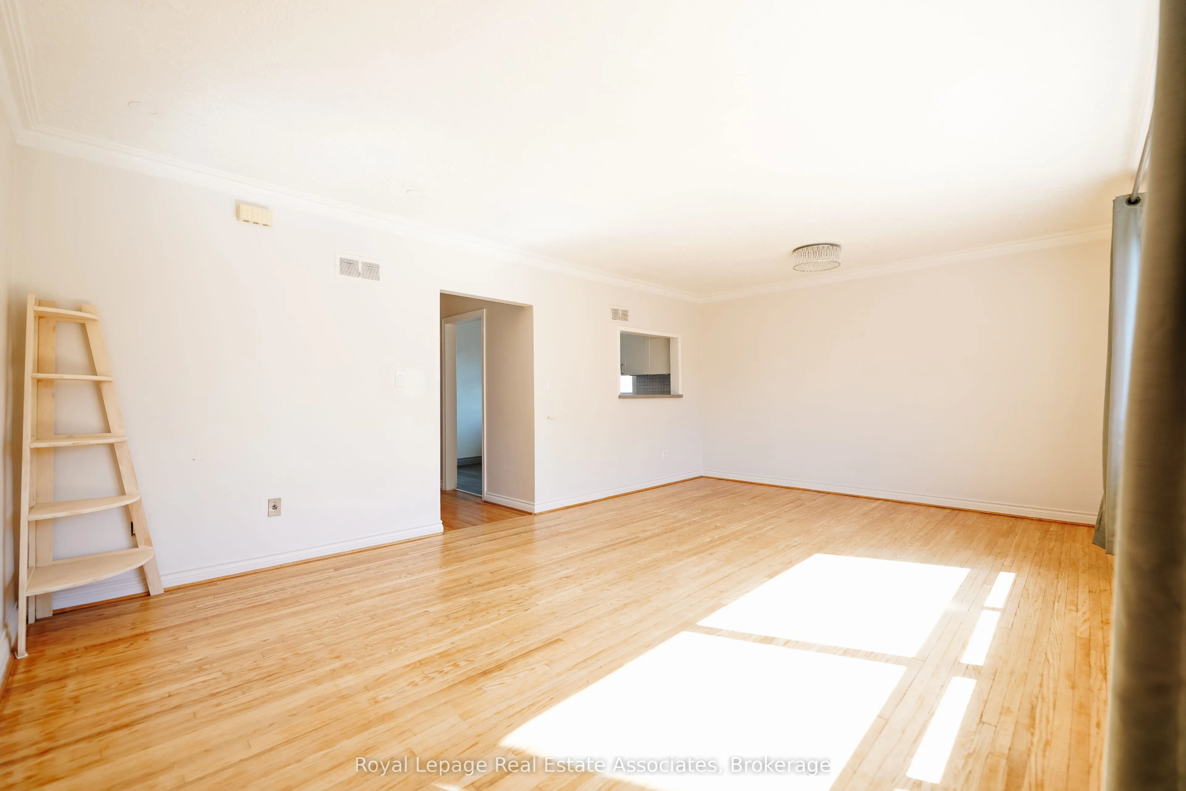 9 Mississauga Road N, #Upper