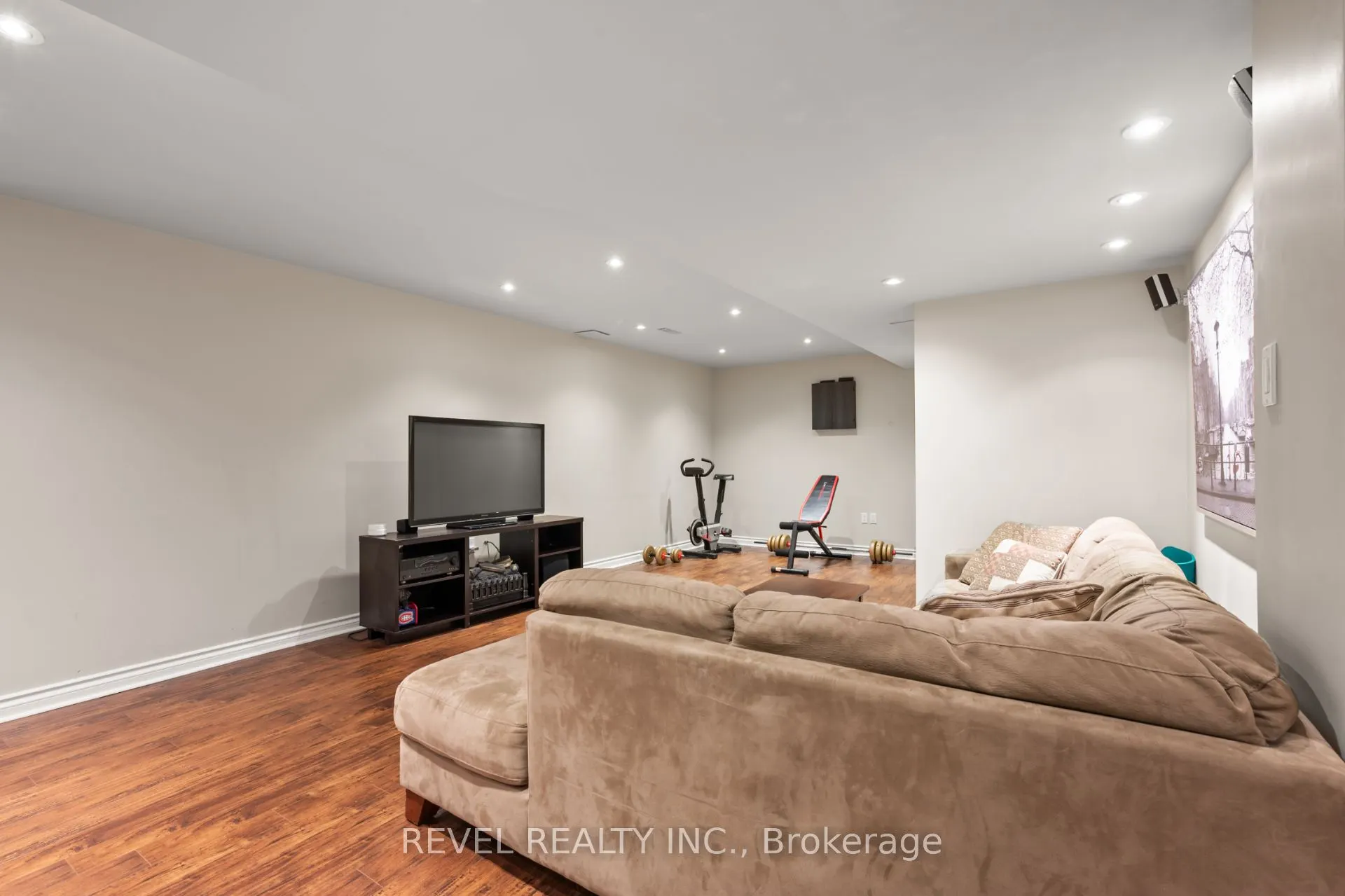 2154 Woodglen Crescent