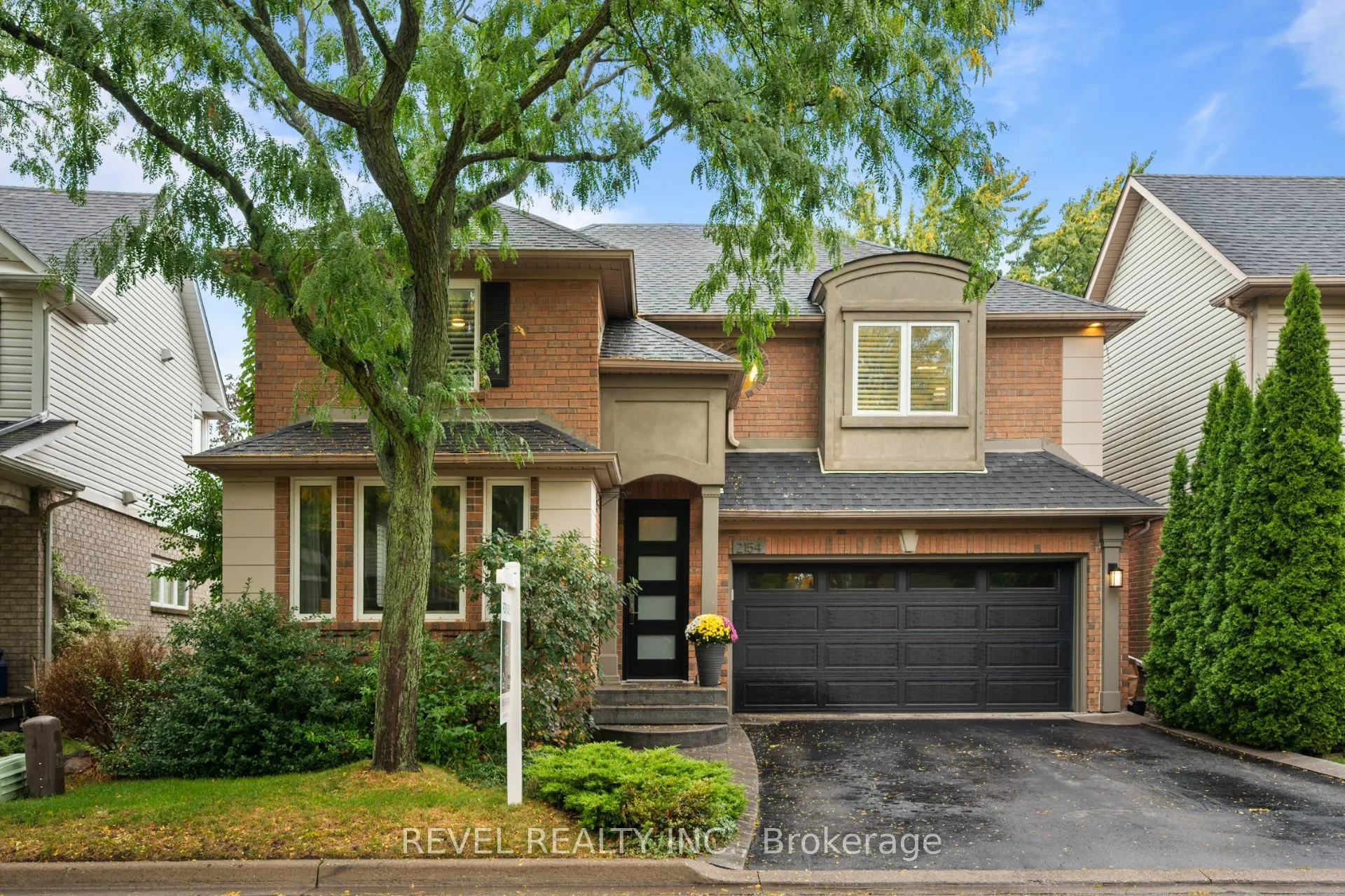 2154 Woodglen Crescent