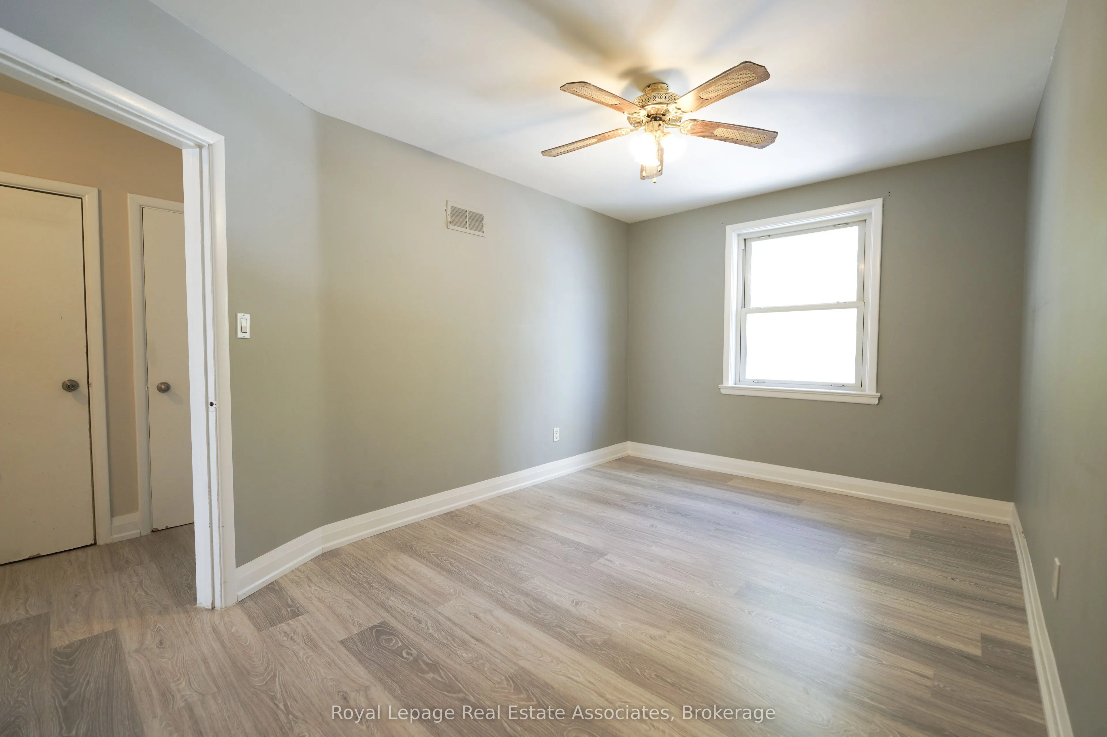 11 Mississauga Road N, #Upper