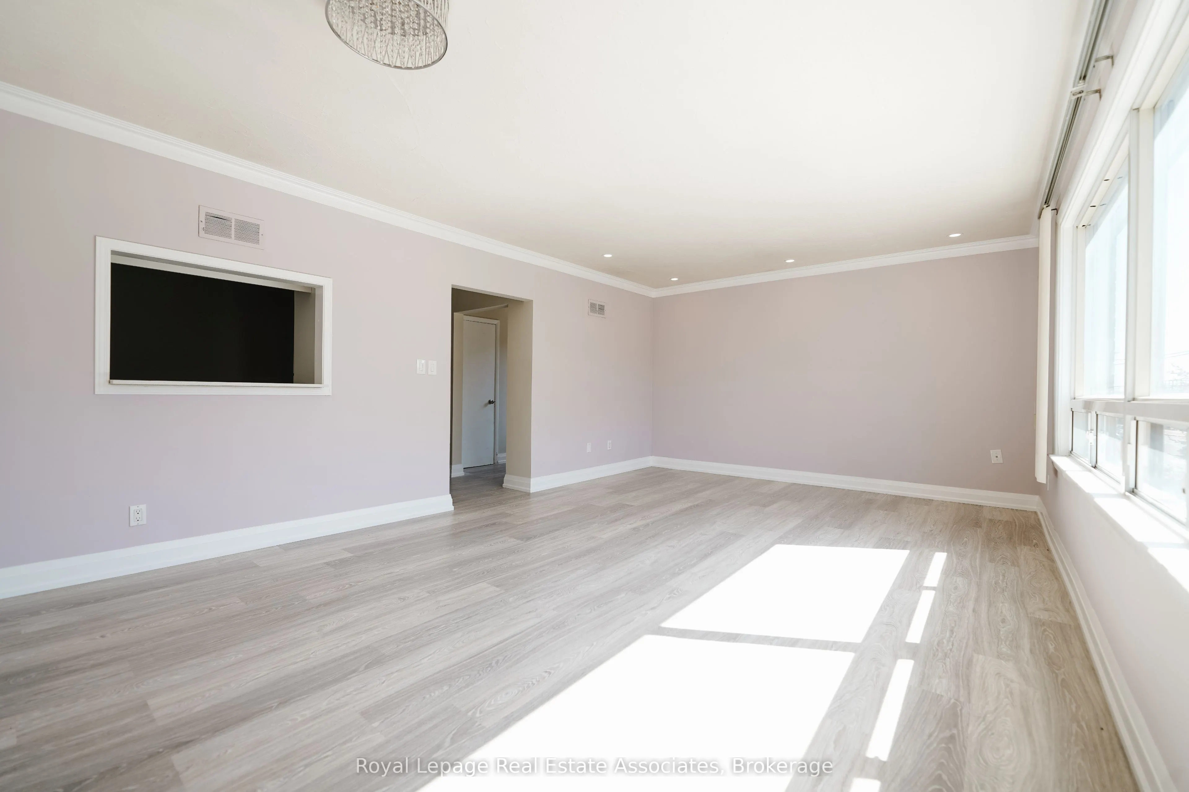 11 Mississauga Road N, #Upper