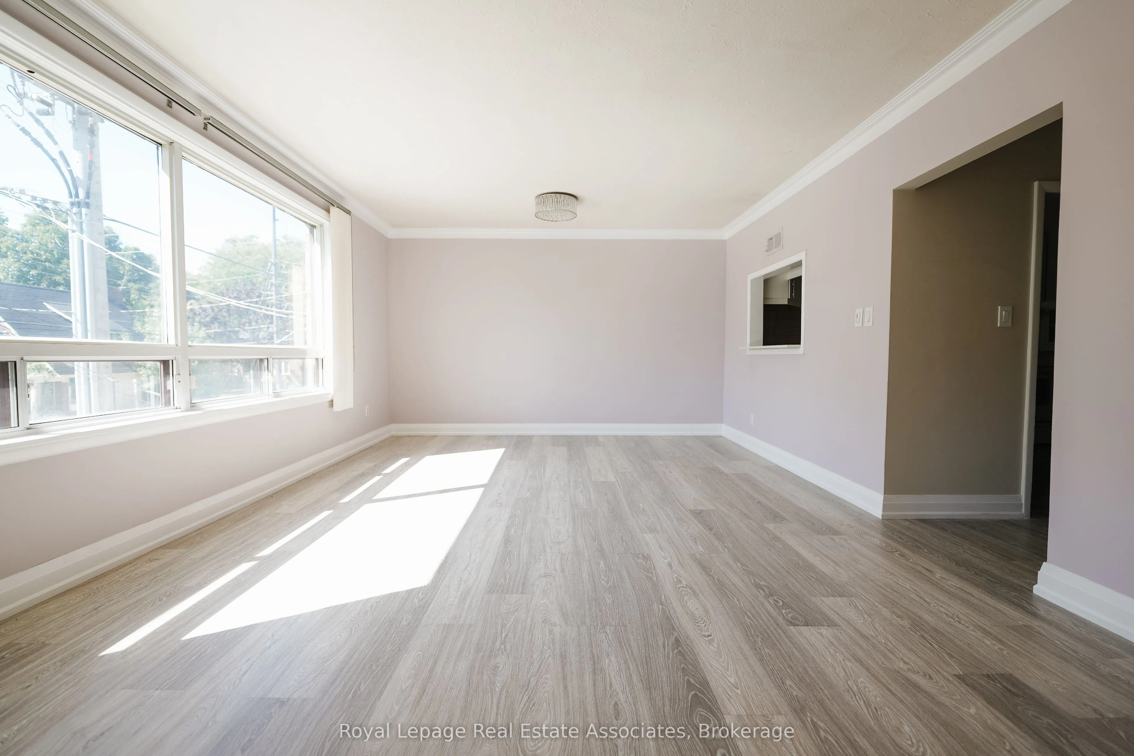 11 Mississauga Road N, #Upper