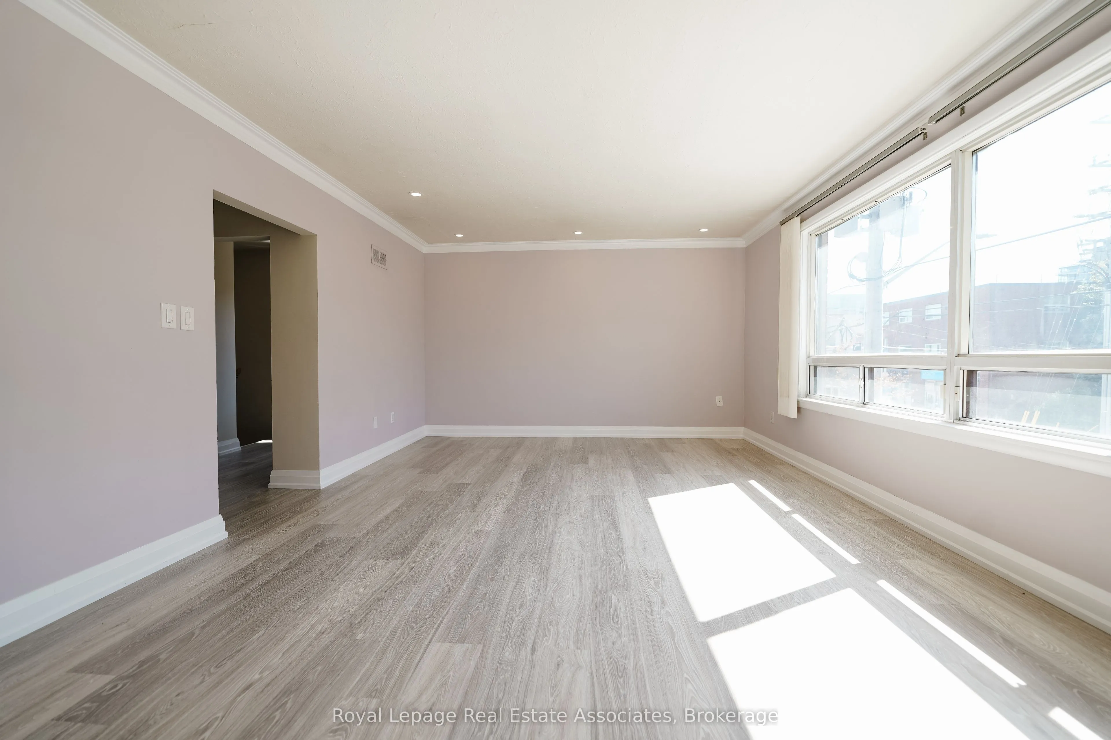 11 Mississauga Road N, #Upper