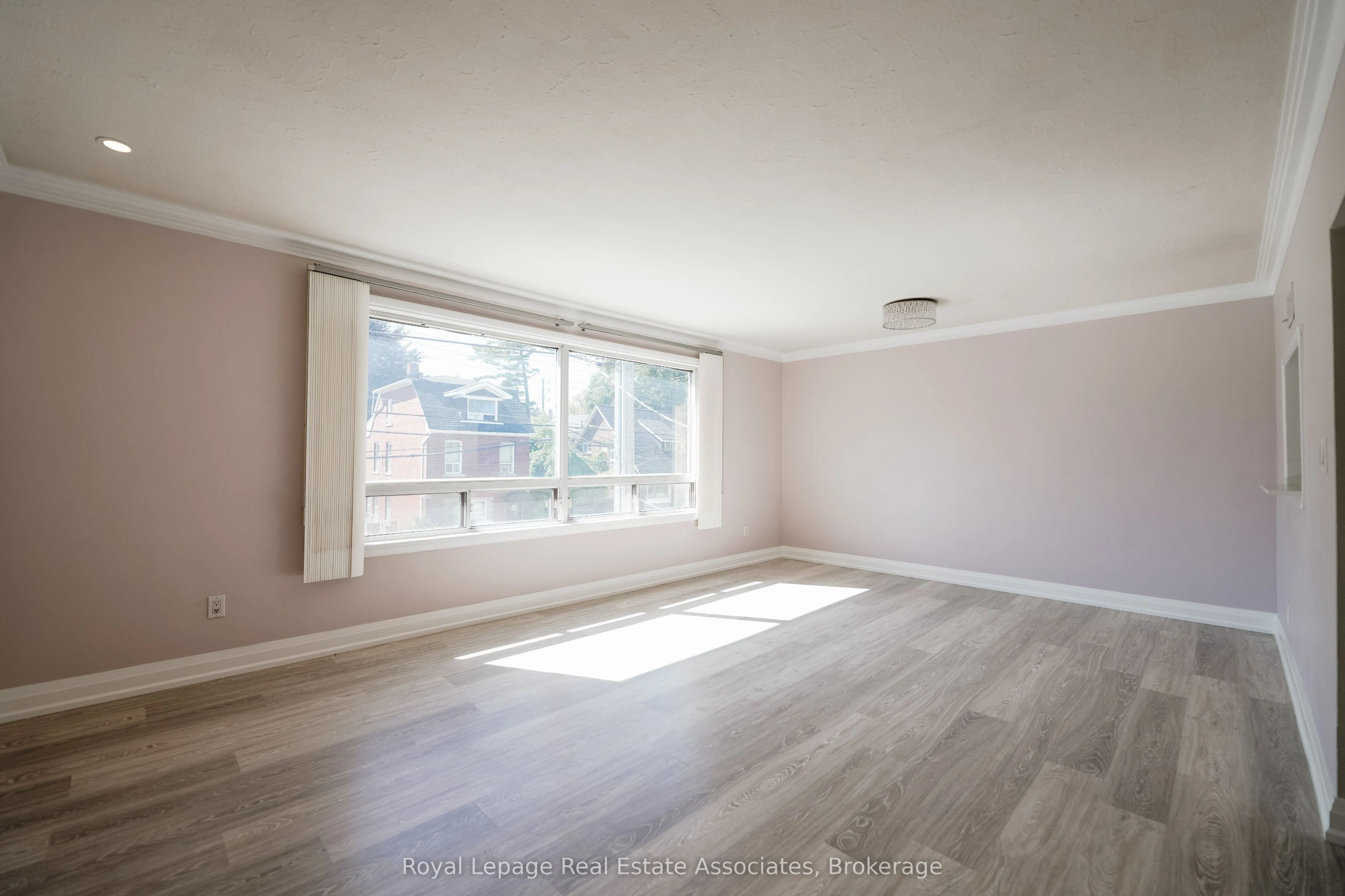 11 Mississauga Road N, #Upper
