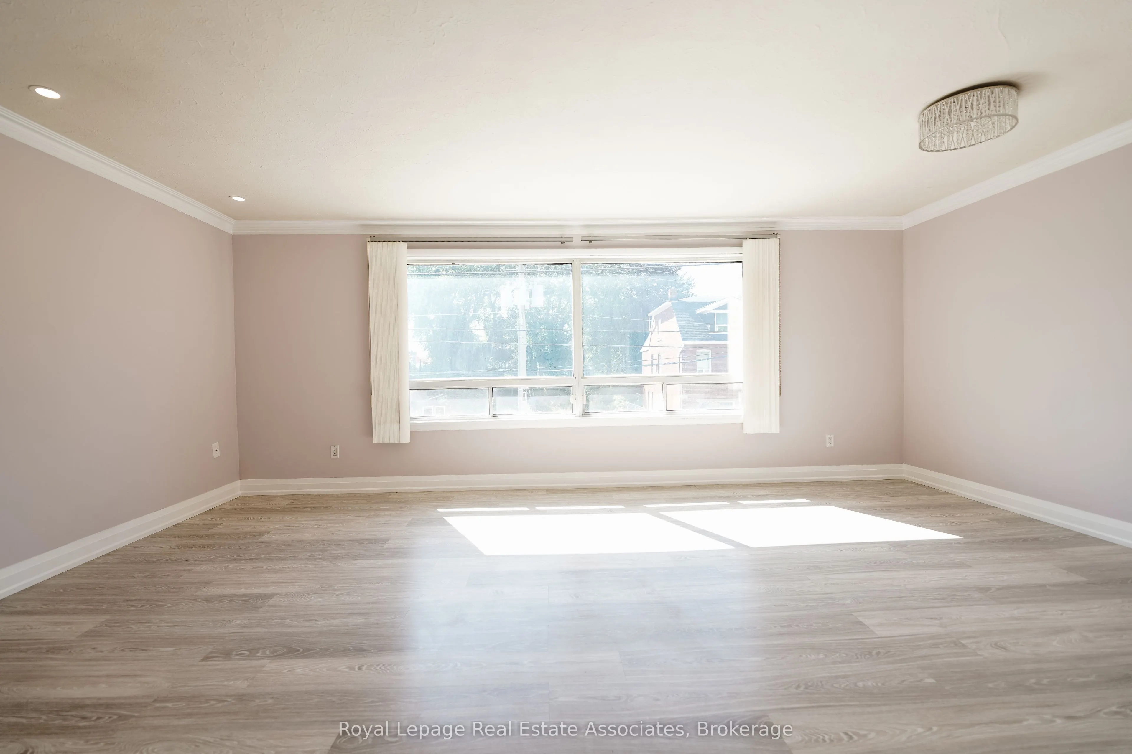 11 Mississauga Road N, #Upper