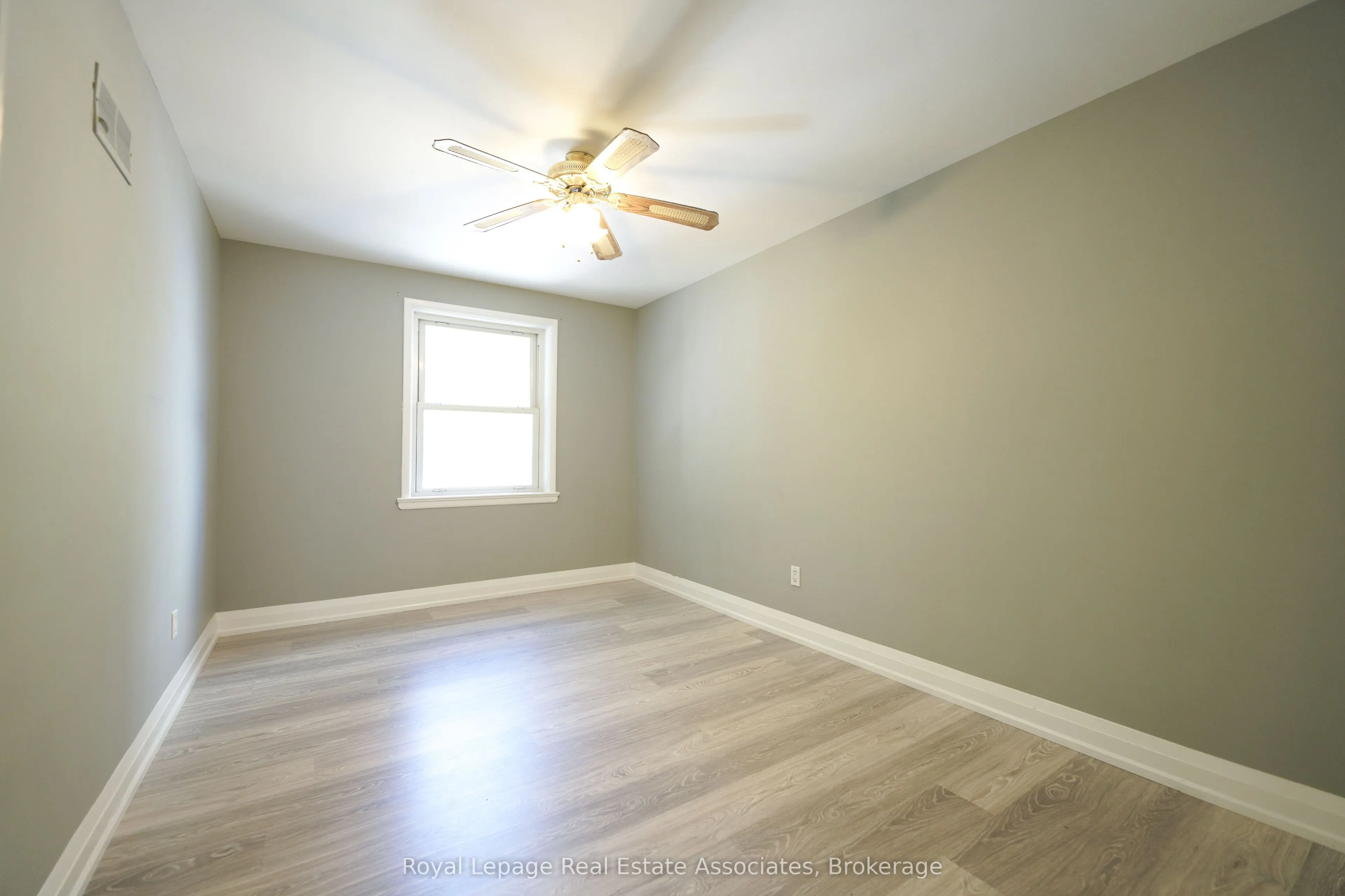 11 Mississauga Road N, #Upper