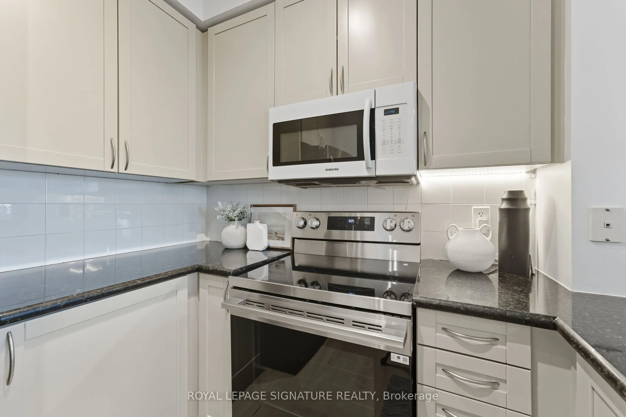 220 Burnhamthorpe Road W, #2702